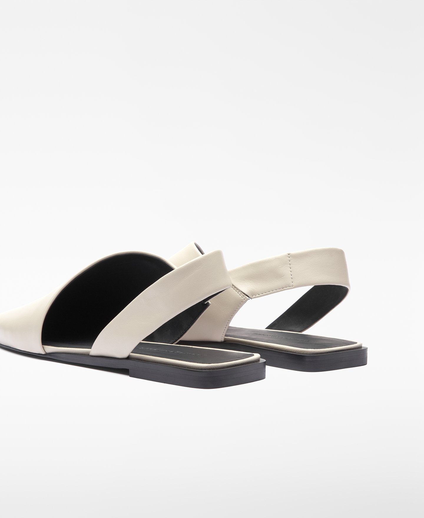 Asymmetrische Mules aus Leder image number 2