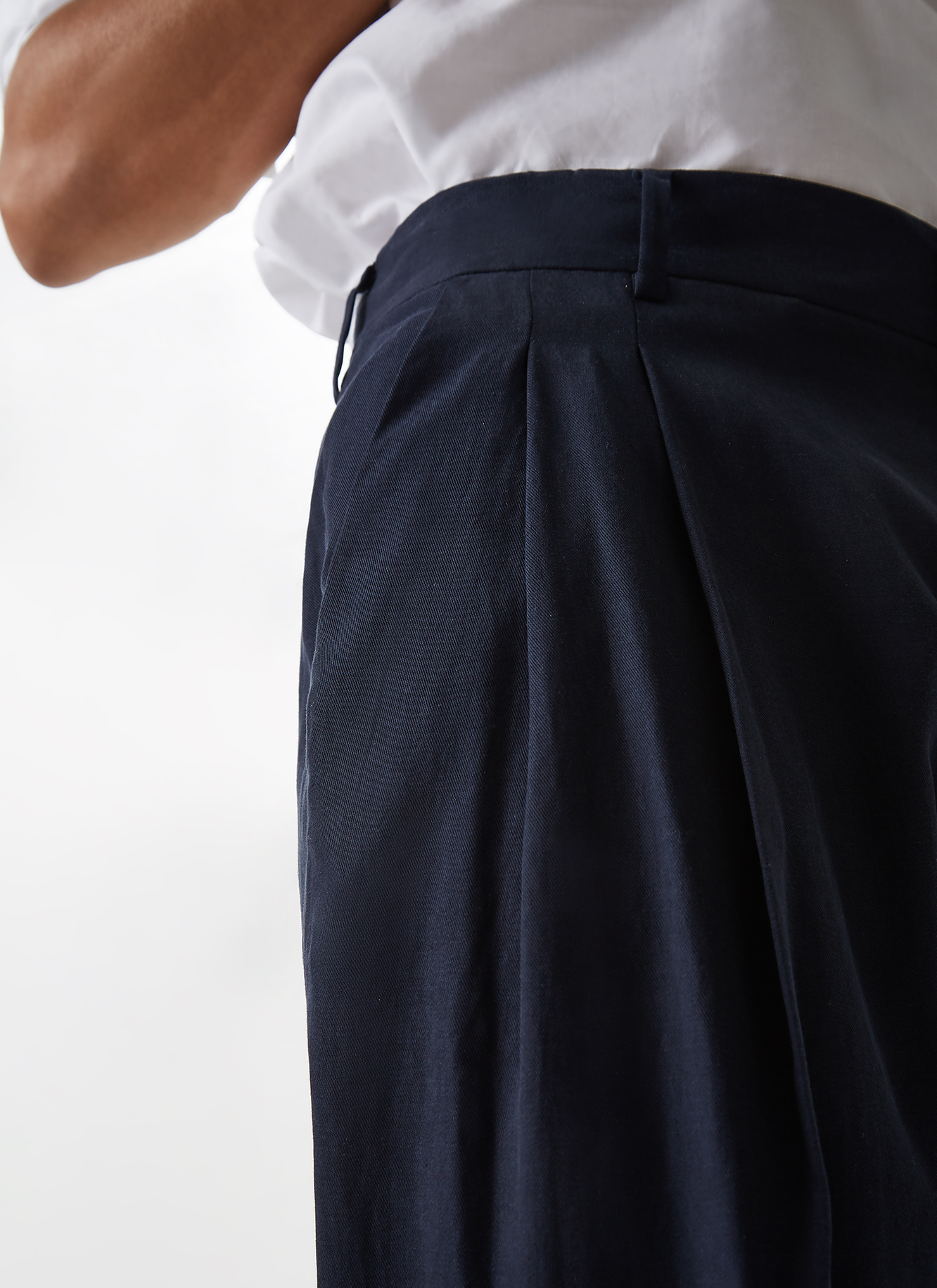 Pantalón de dos pinzas en liocel image number 2