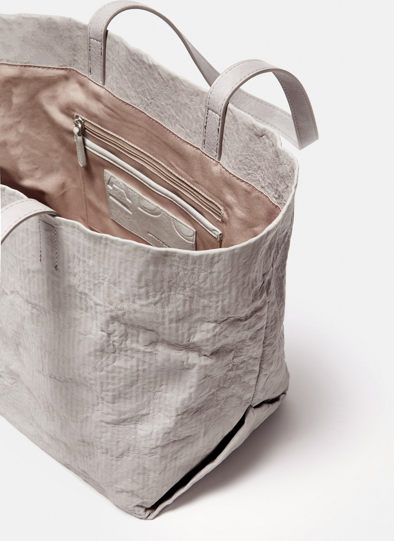 Shopper arrugado con bolsa extraíble image number 2