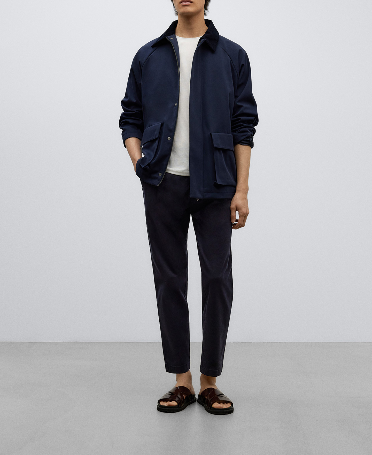 Pantalon chino ample avec des pinces image number 1