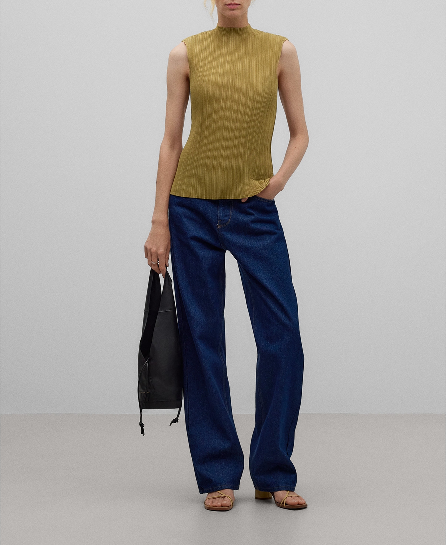 Sleeveless crinkle top woman image number 1