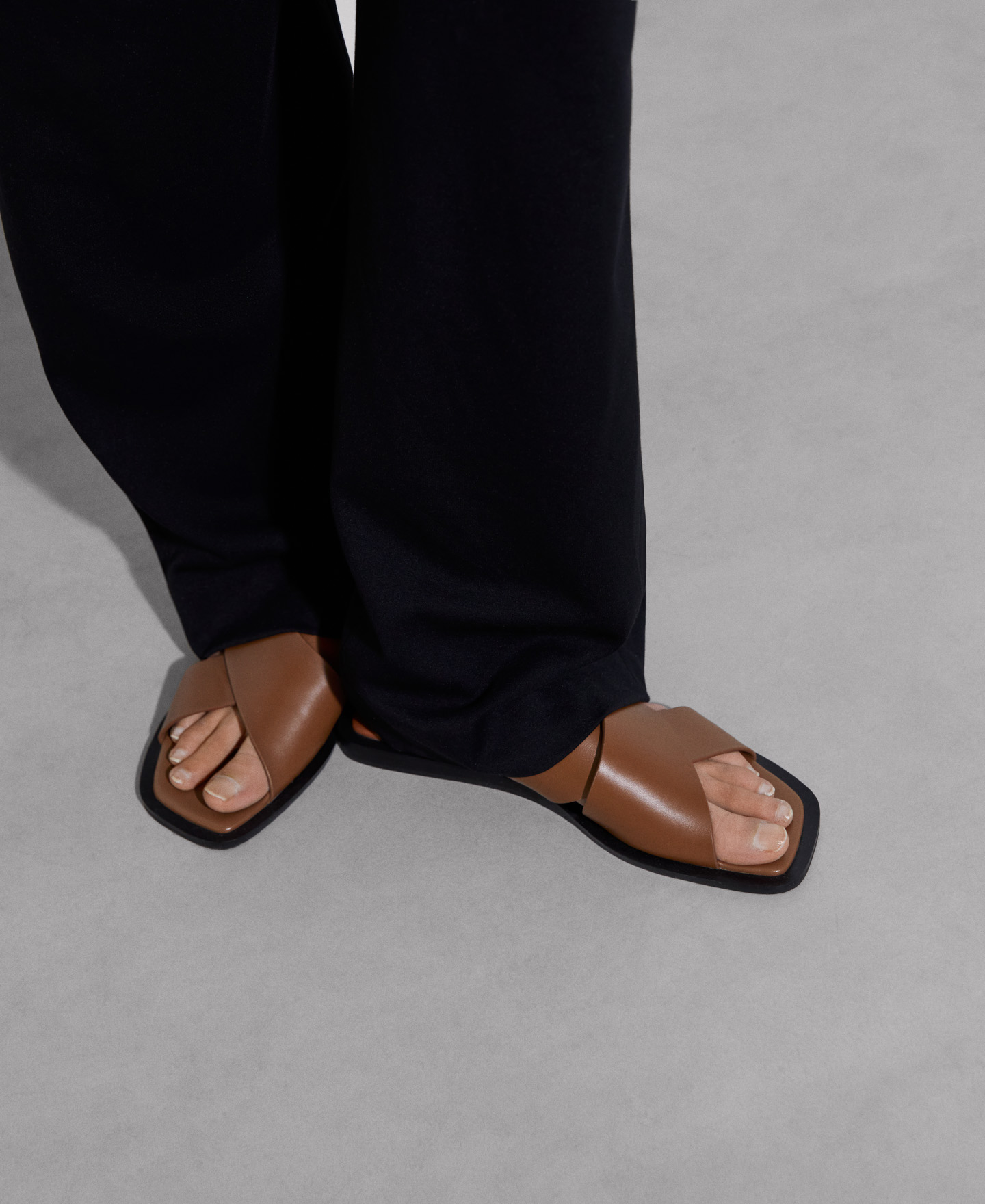 Leather crossed sandal image number 3
