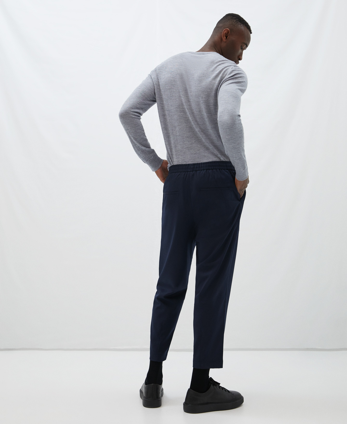 Carrot silhouette pleated trousers image number 2