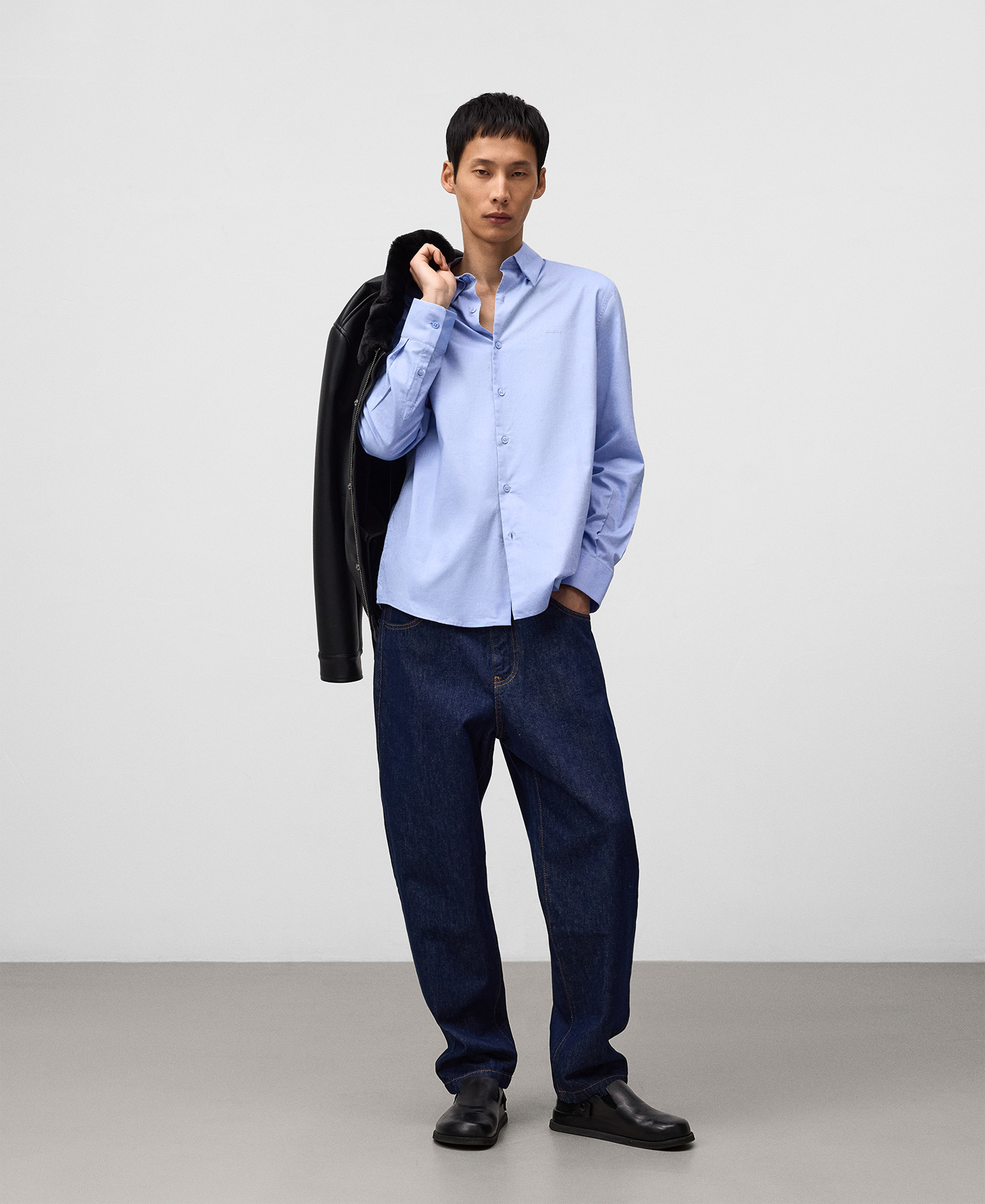 Camisa regular fit cuello solapa hombre image number 1