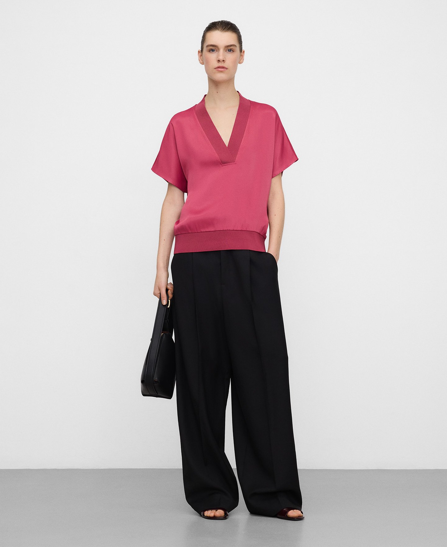 T-Shirt aus doppeltem Stoff mit V-Ausschnitt image number 1