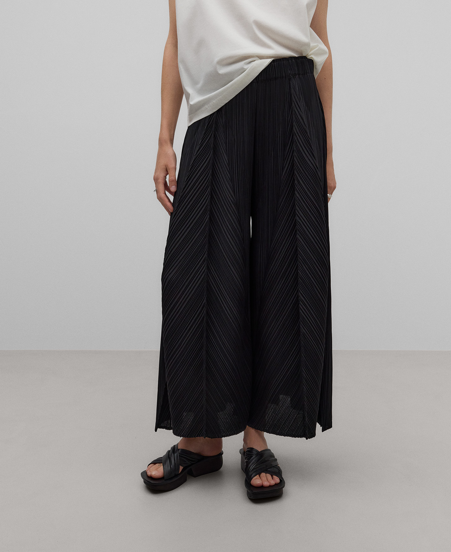 Black crinkle palazzo trousers woman image number 0