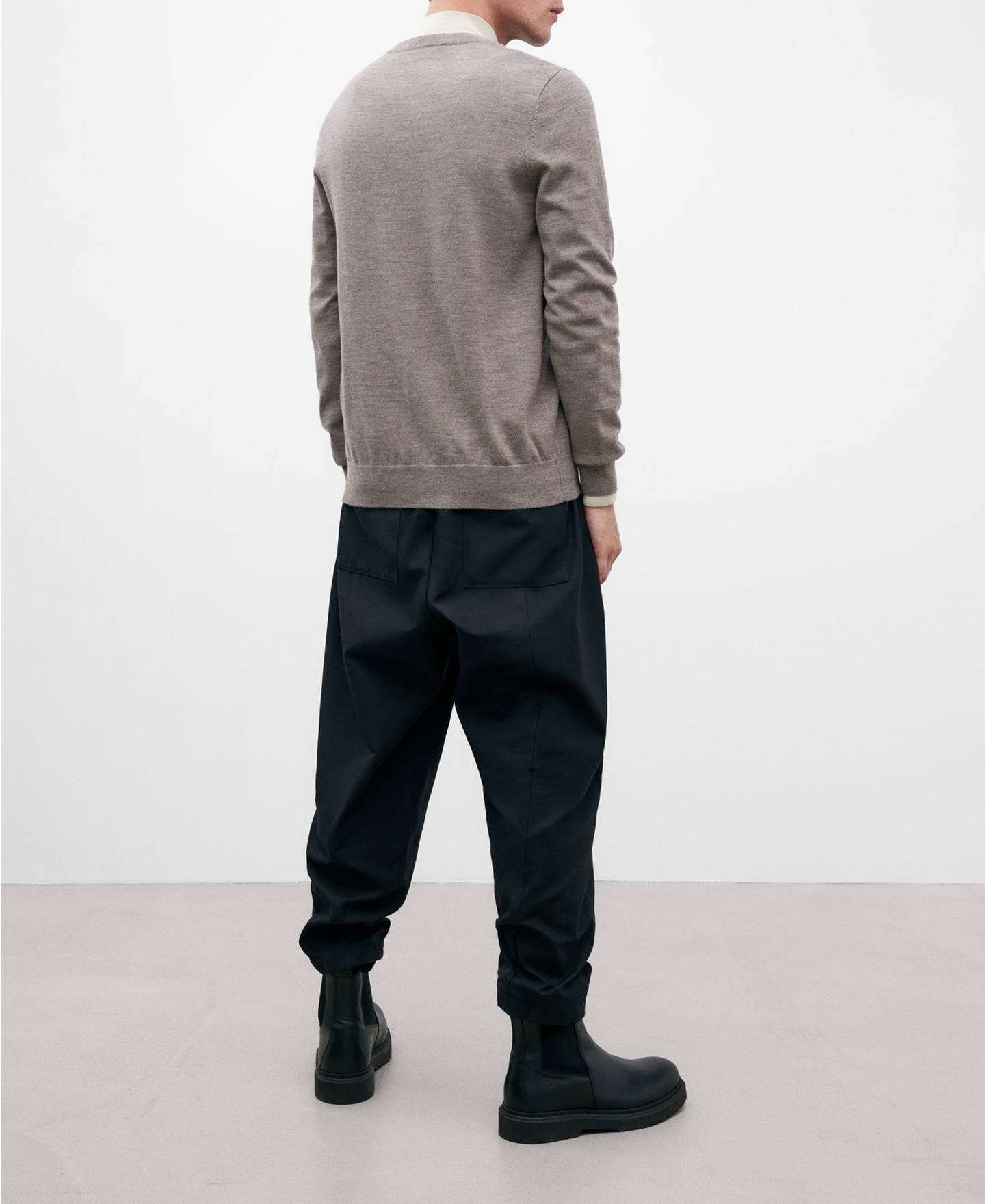 Camisola de cor rato em lã merino para homem image number 2