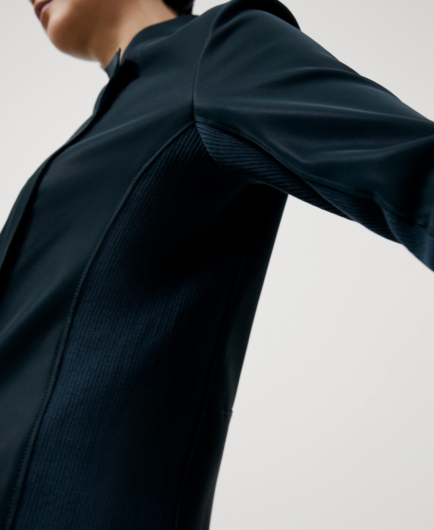 Chaqueta biker en textura piel image number 3