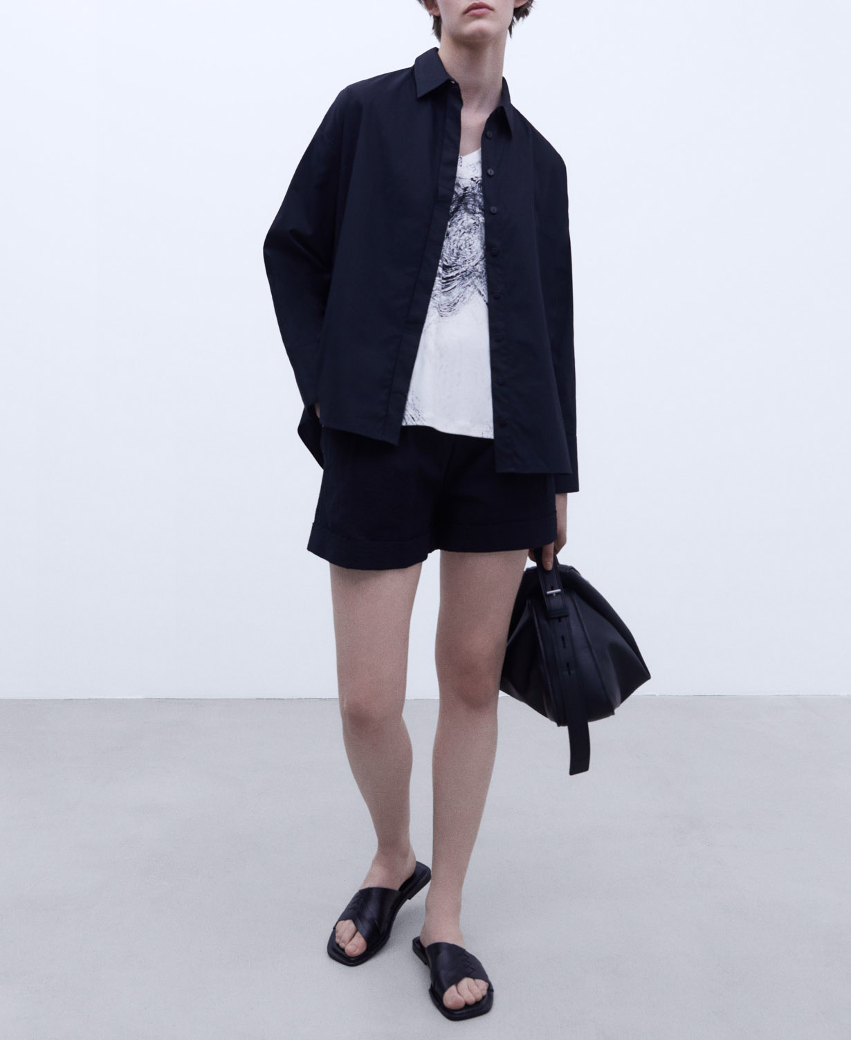 Sleeveless V-neck blouse image number 1