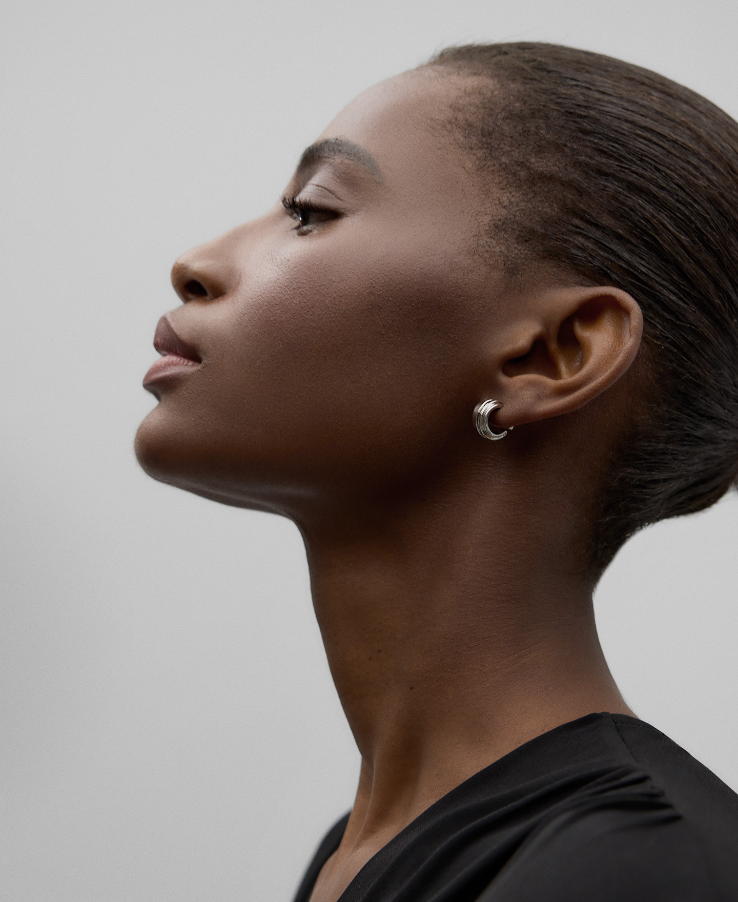 Irregular grooved silver hoops woman image number 3