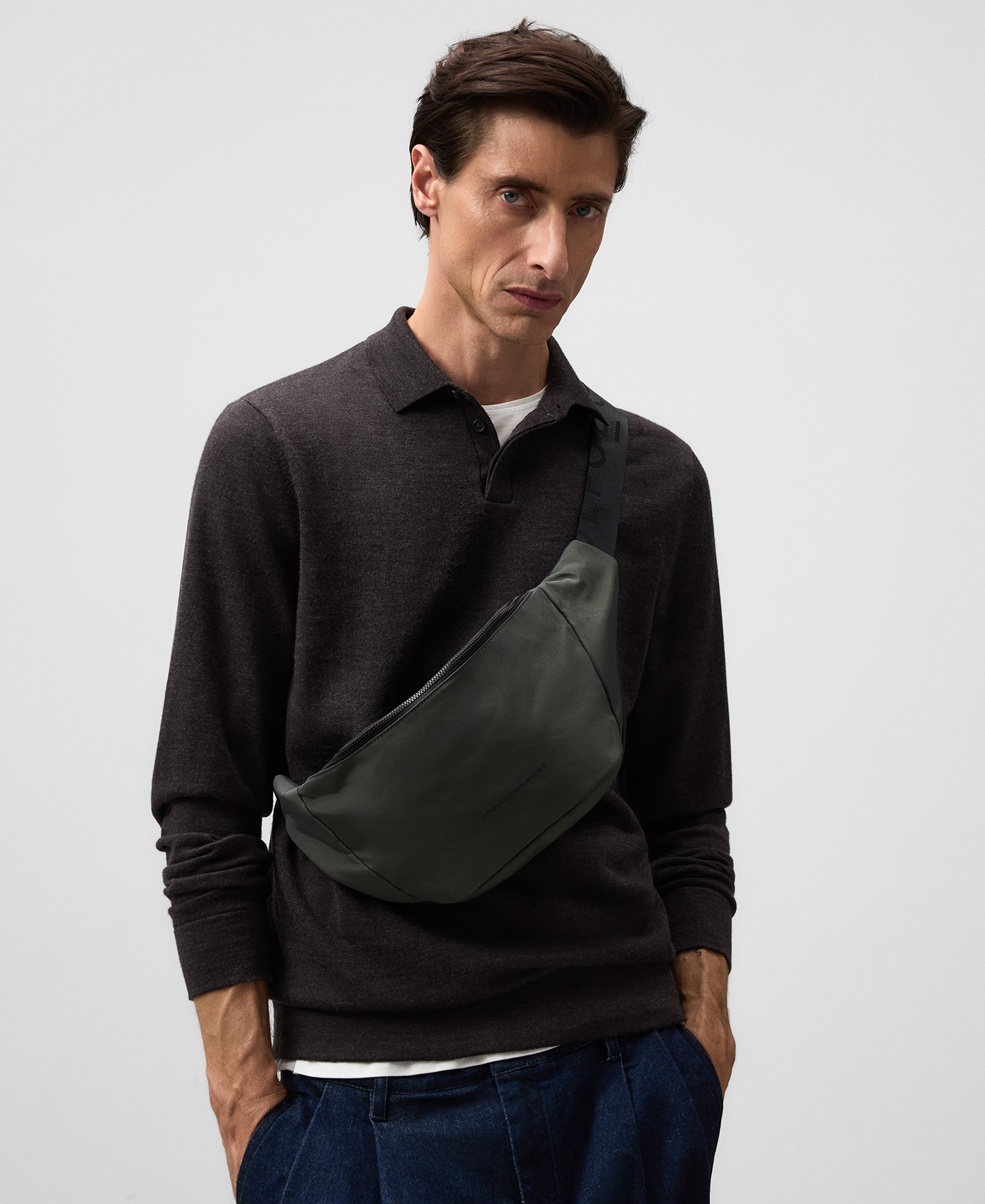 Nylon fanny pack man image number 4