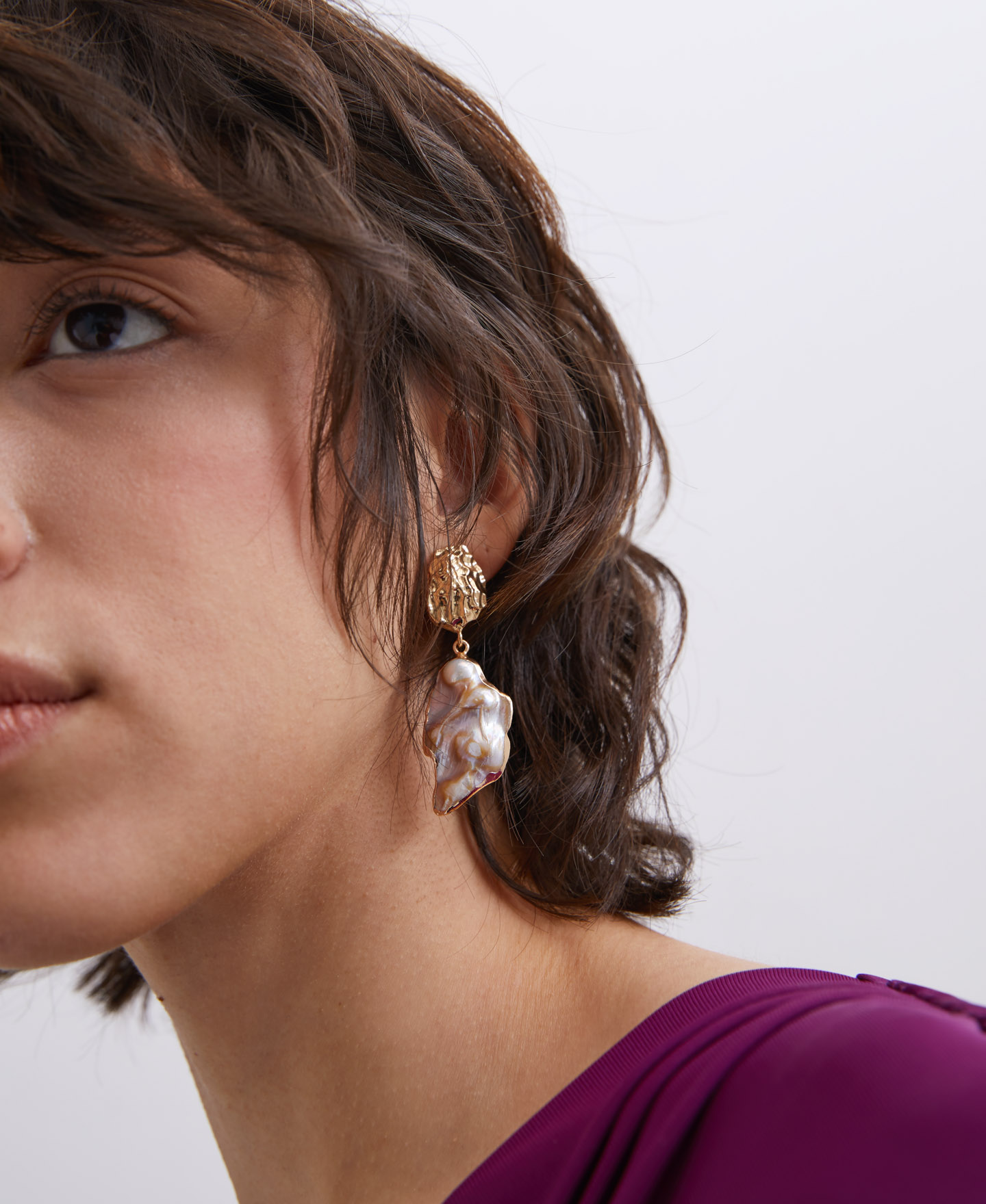 Chain and natural pearl earrings image number 3