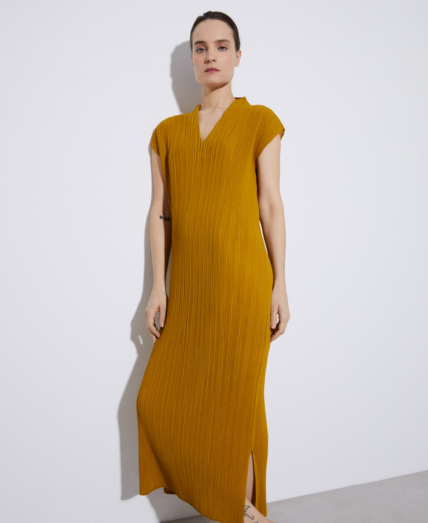 V-neck crinkle dress image number 0