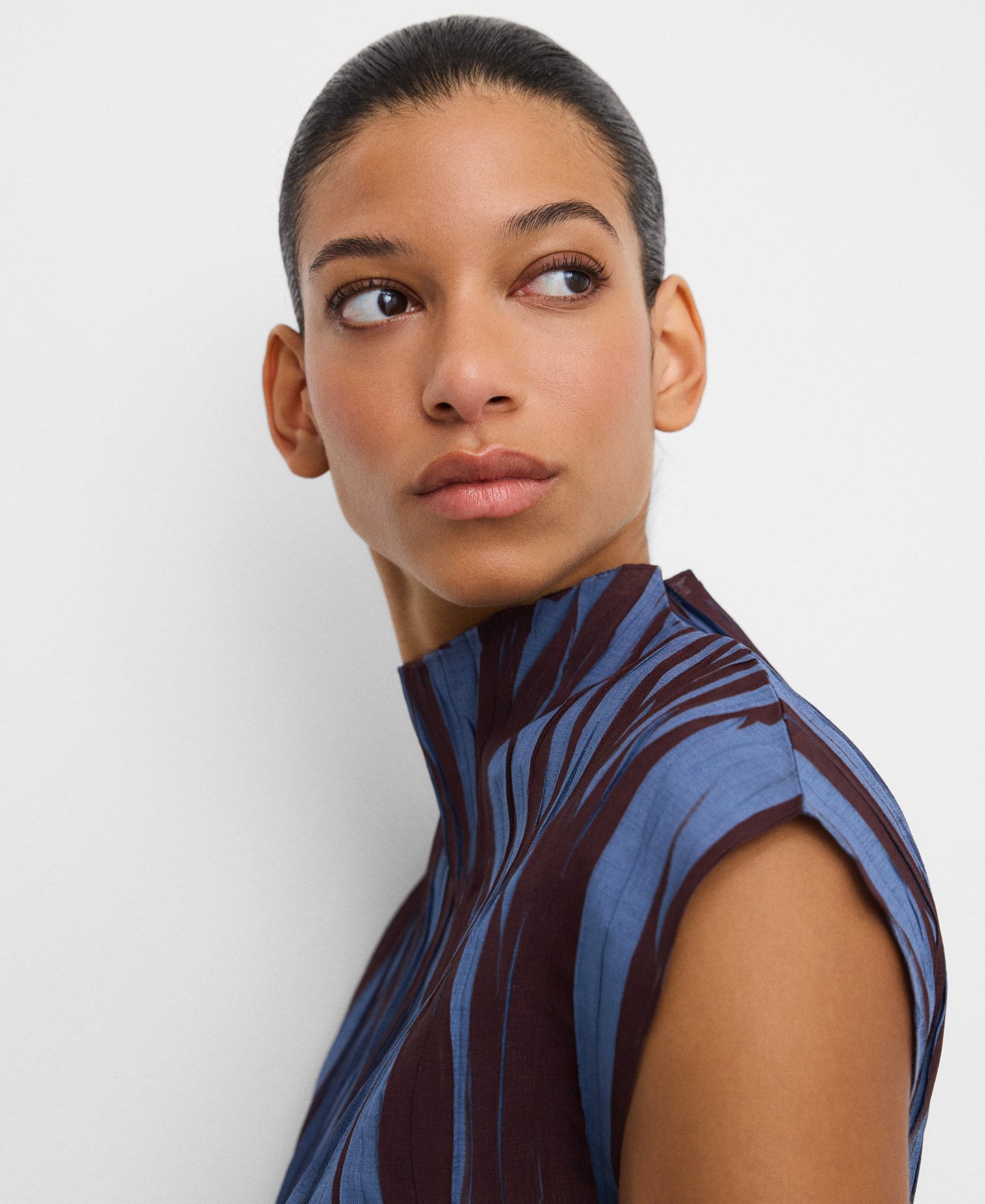 Two-tone irregular pleated top image number 3