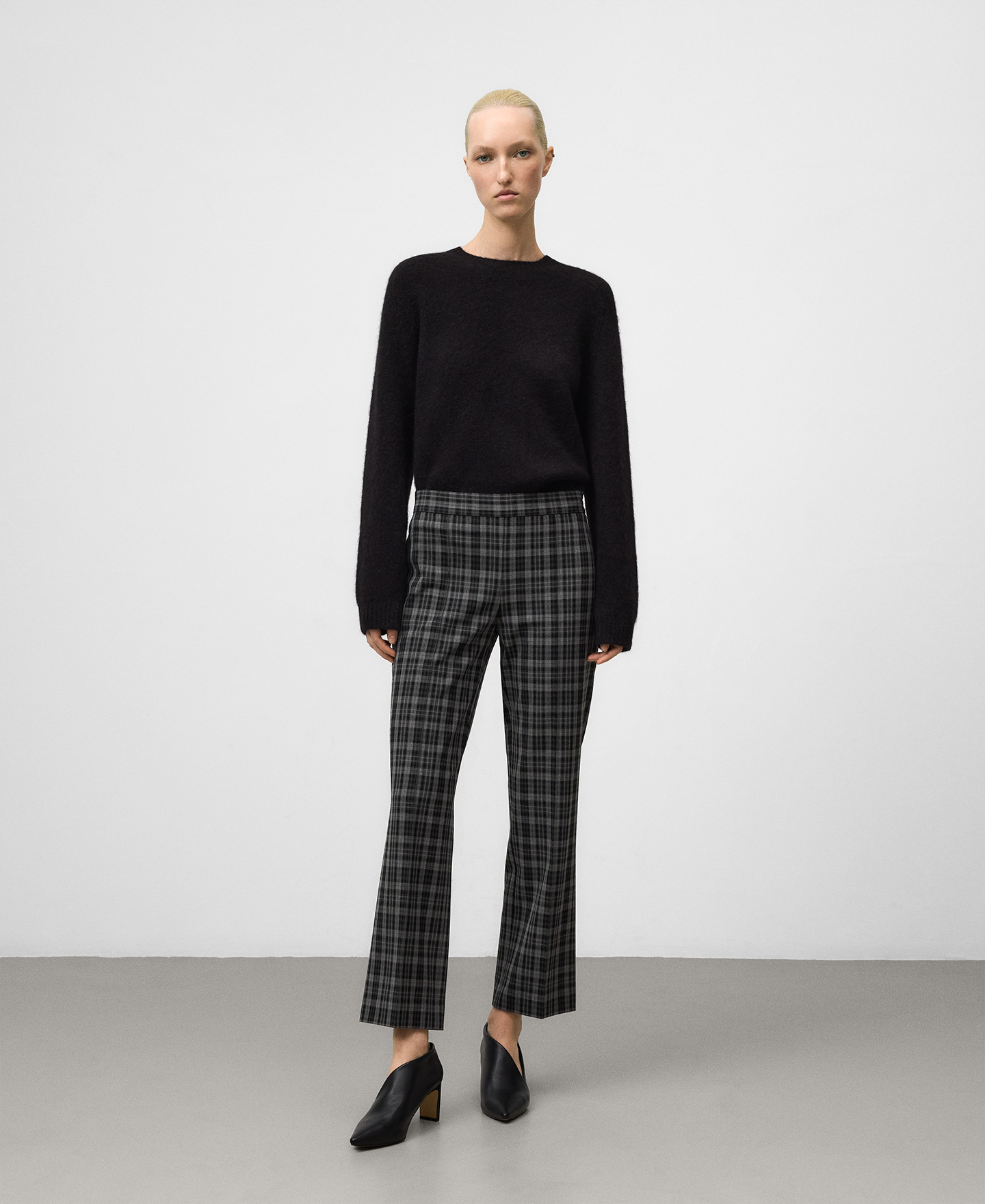 Slim fit checkered trousers woman image number 1