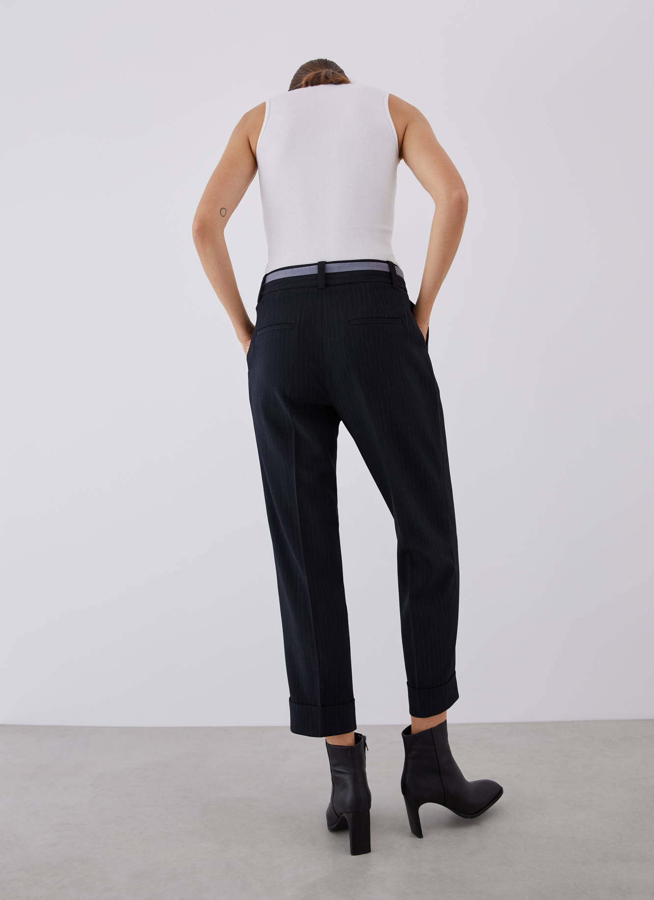 Pantalón con pinzas y raya diplomática image number 1