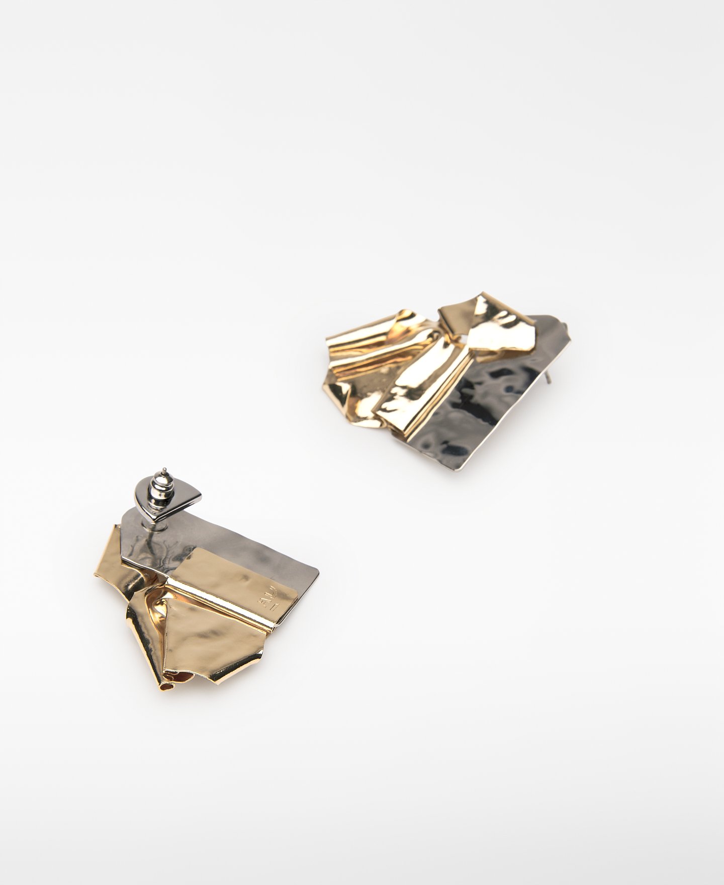 Pleated metal earrings image number 1