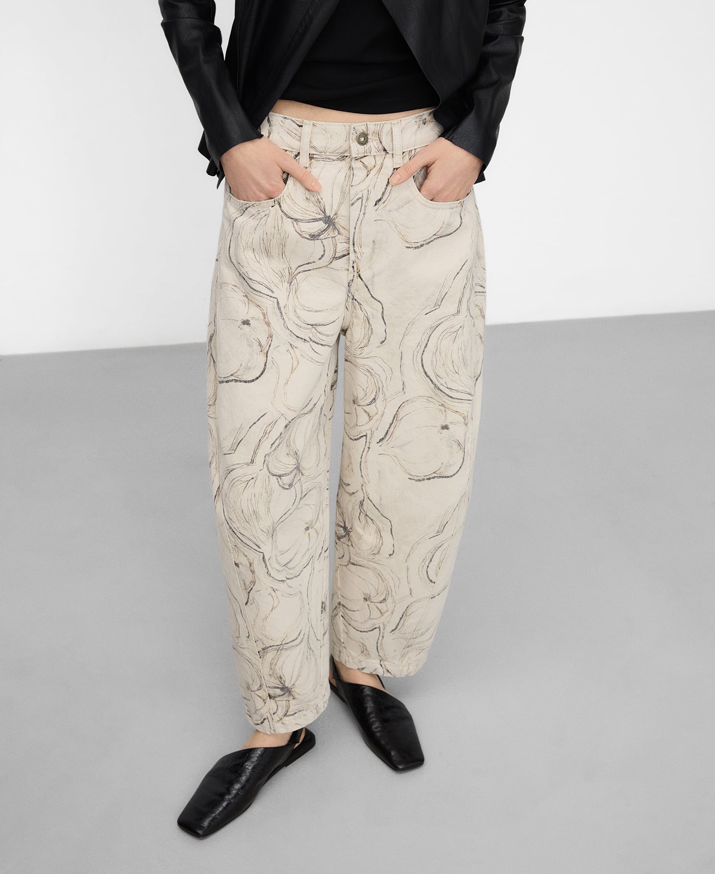 Pantal&oacute;n barrel fit denim estampado image number 0