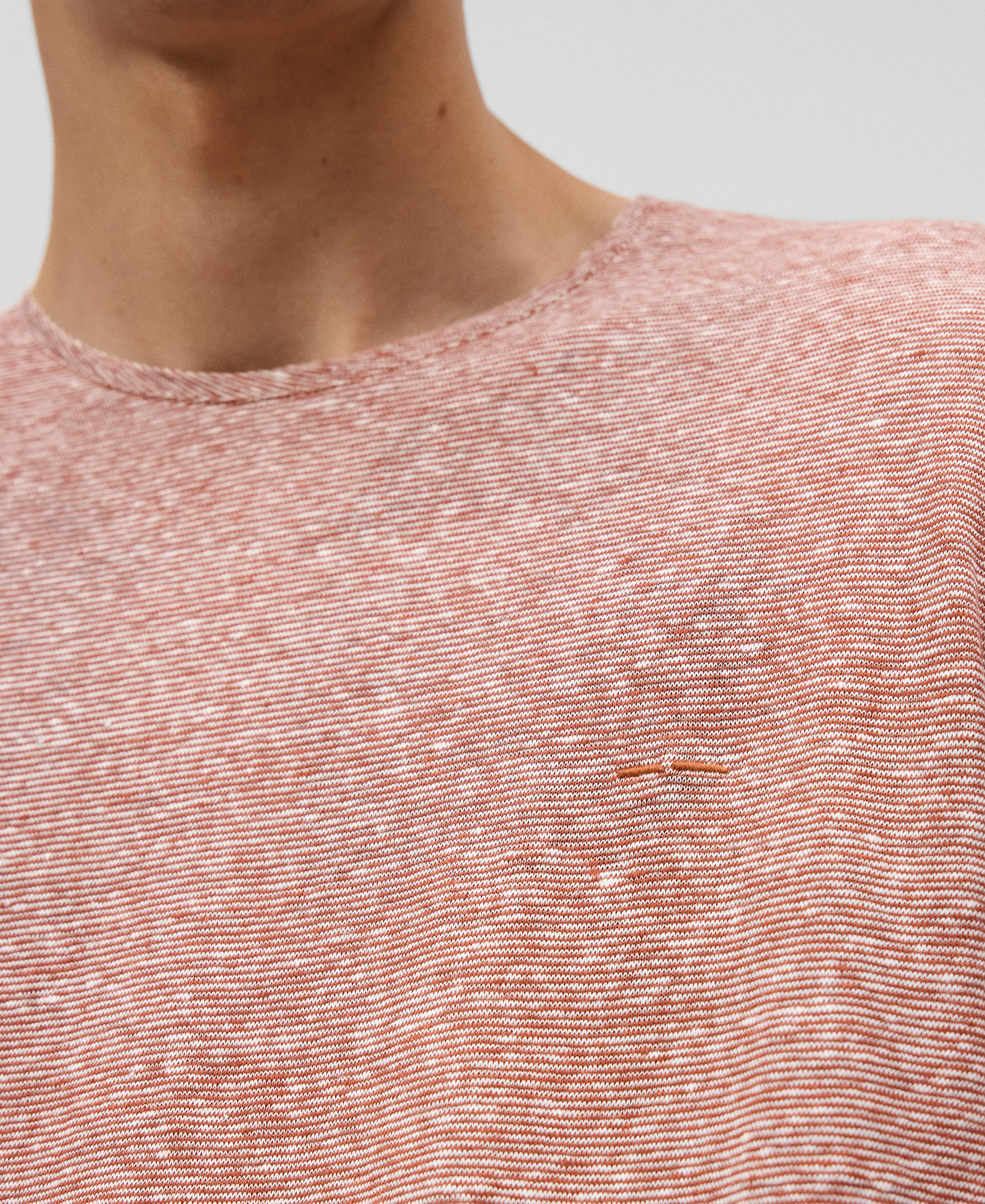 European linen structured T-shirt man image number 3