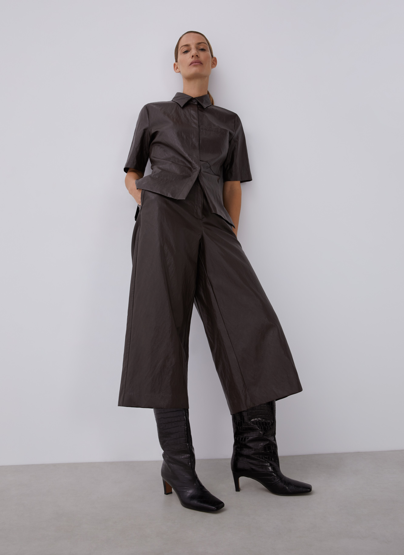 Eco-leather straight pants image number 4