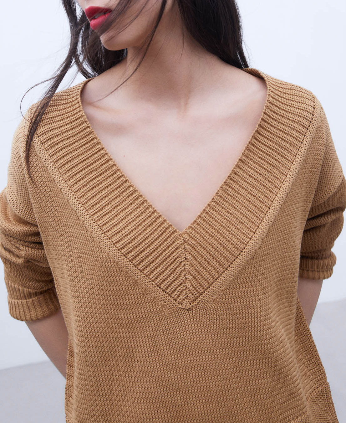 V-neckline knitted sweater image number 3