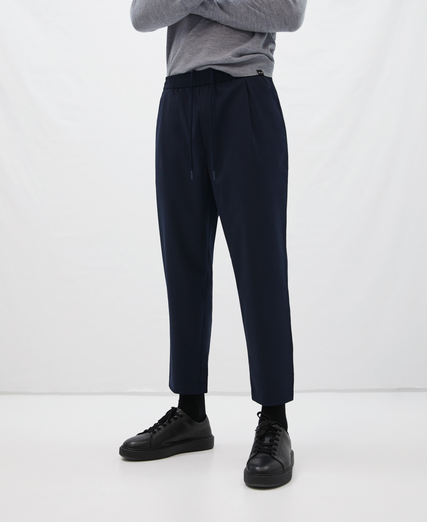 Carrot silhouette pleated trousers image number 0