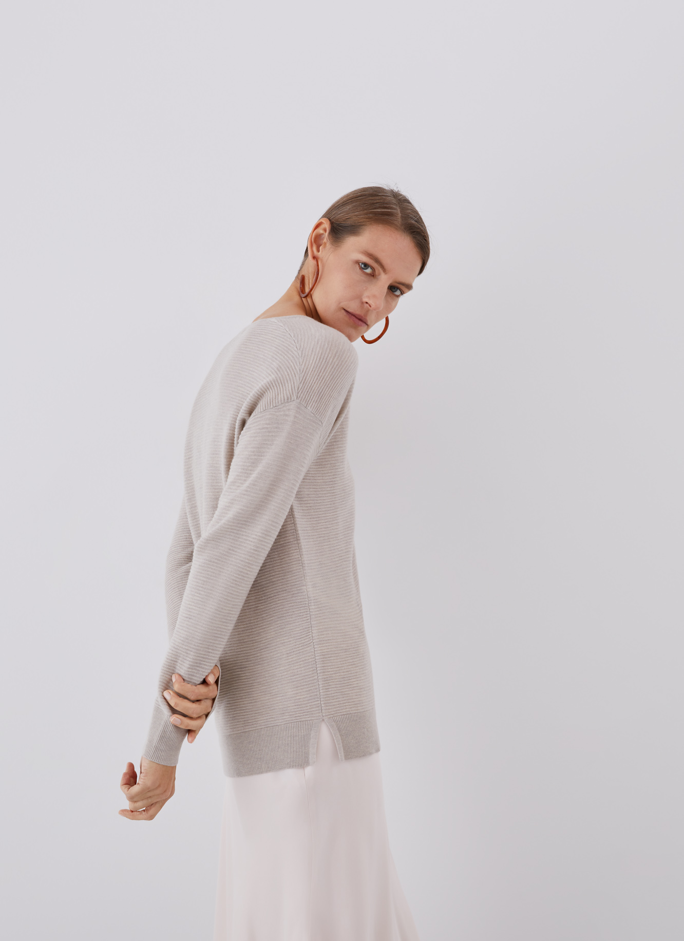 Jersey escote pico en lana merino image number 3