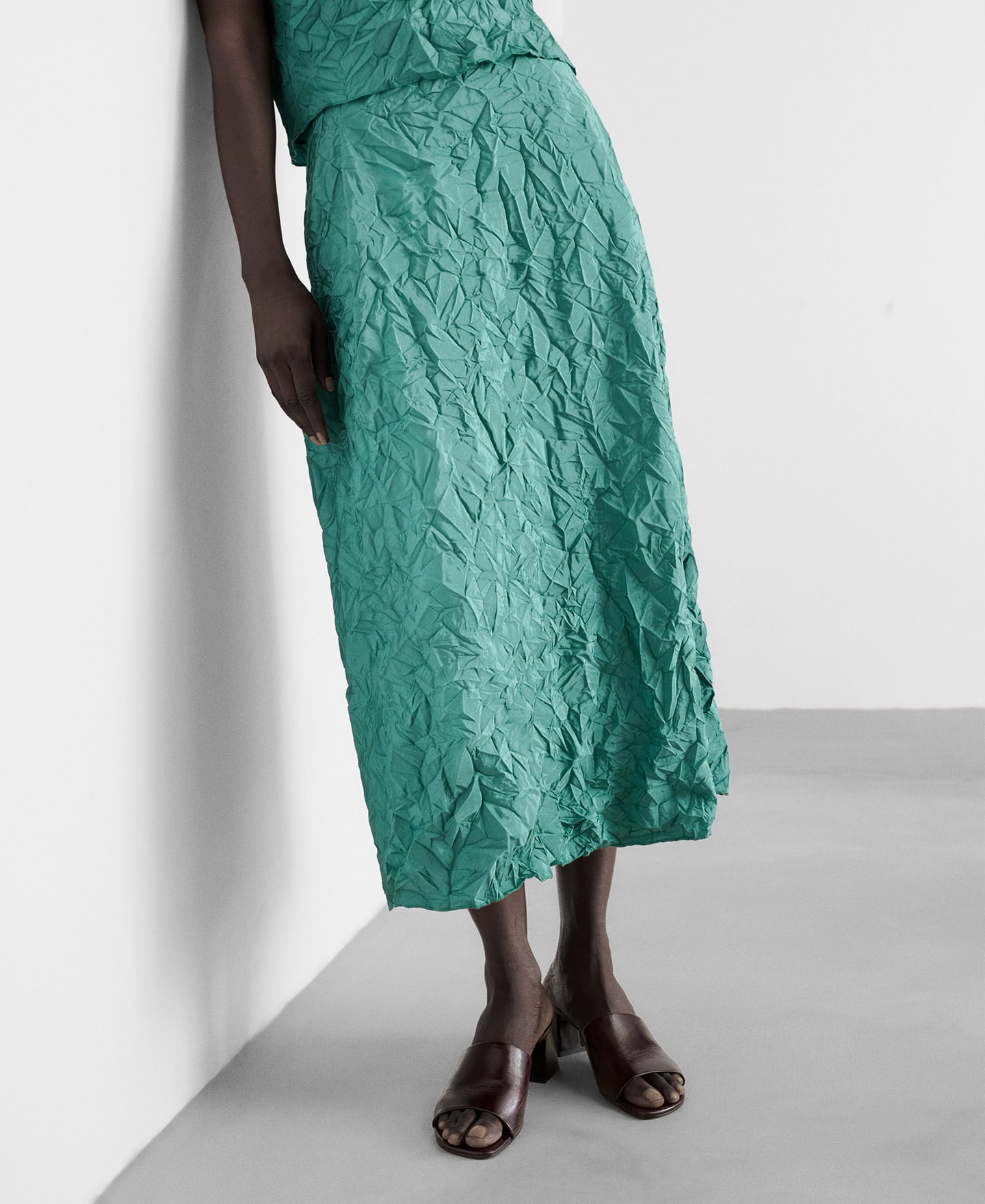 Wrinkled-effect satin midi skirt image number 0