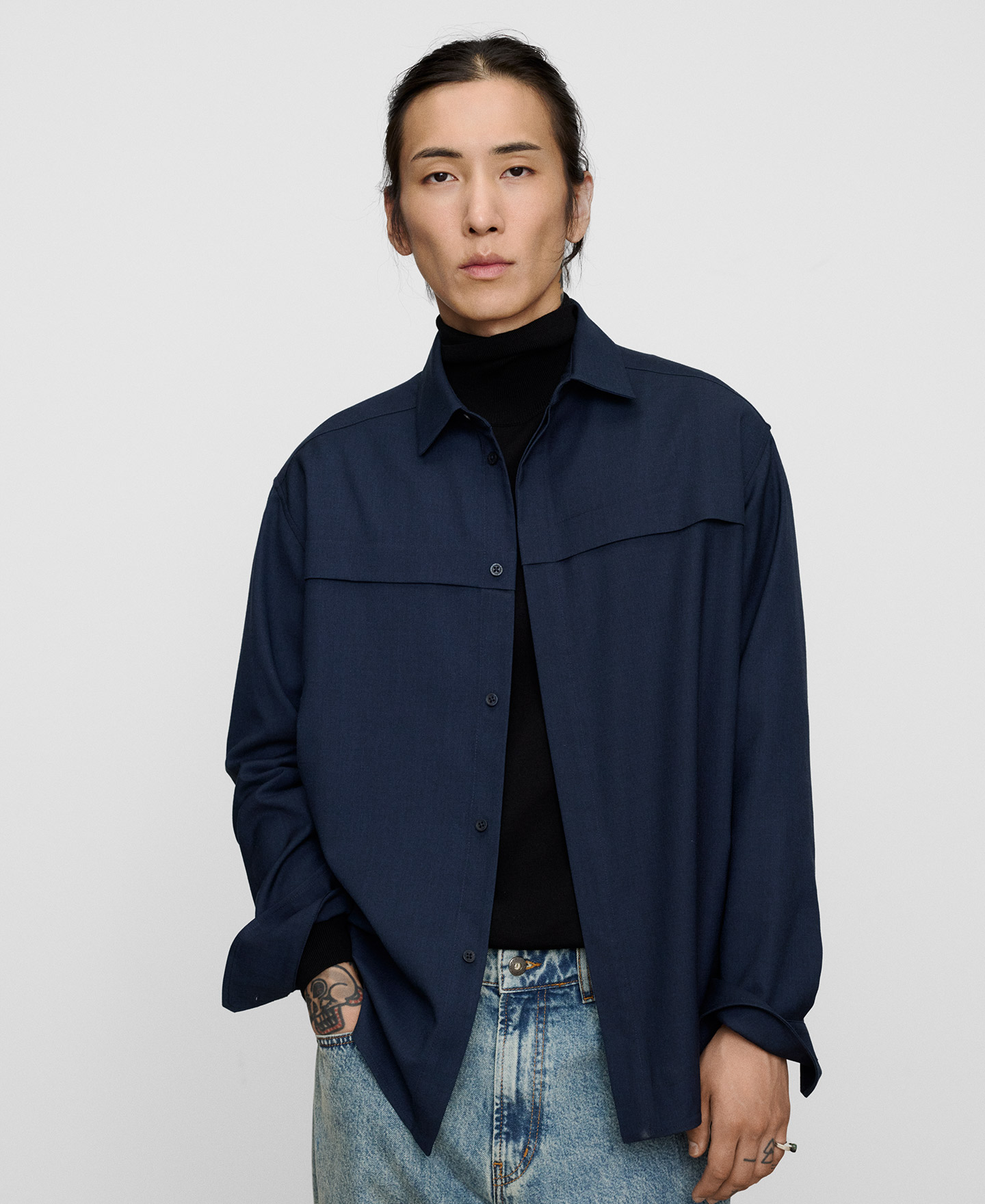 Spread collar shirt with pleat image number 0