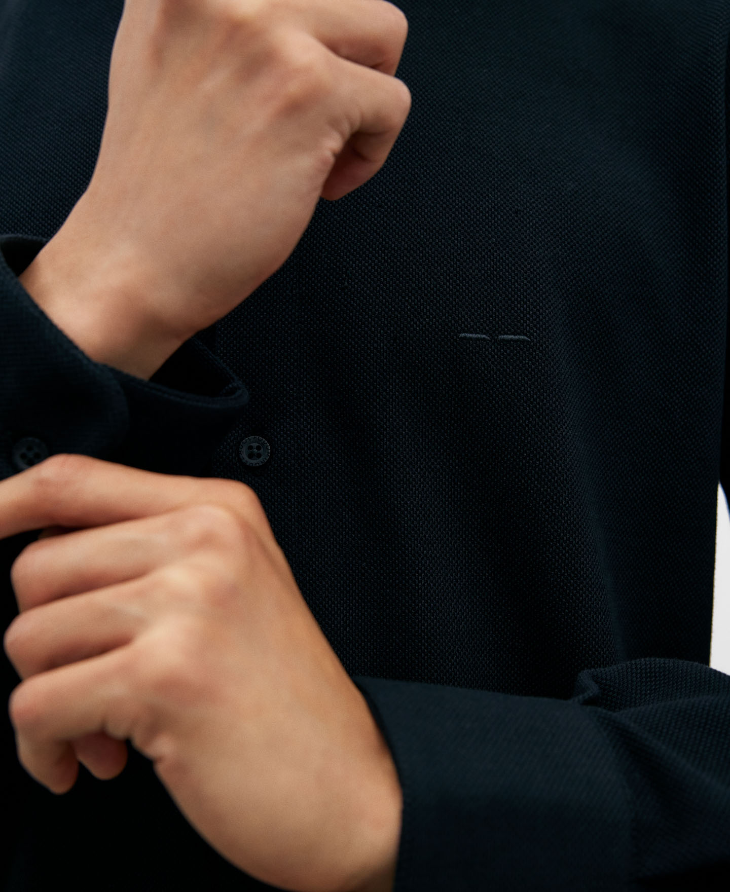 Camisa piqué cuello Mao negra image number 3