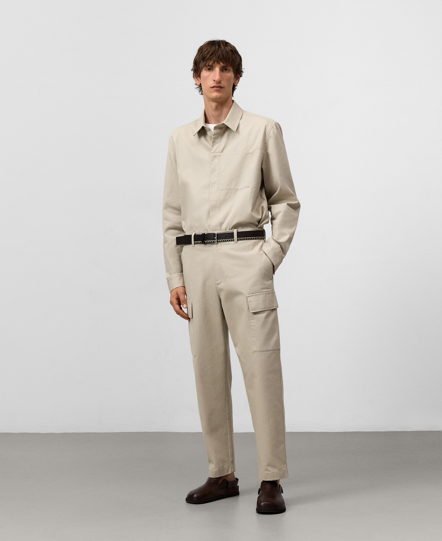 Camisa relaxed fit cuello solapa hombre image number 1