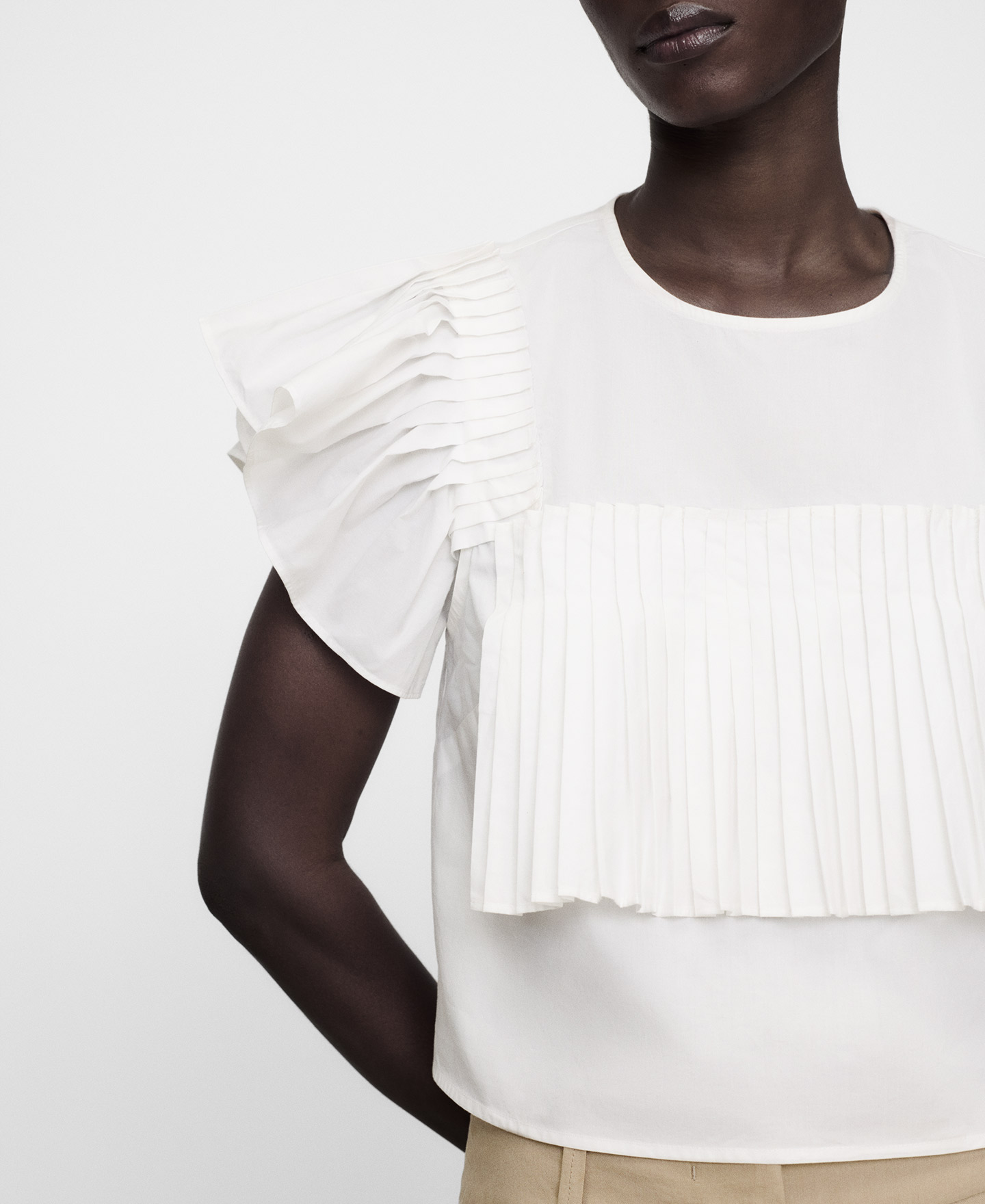 Cotton crop top with ruffles image number 3