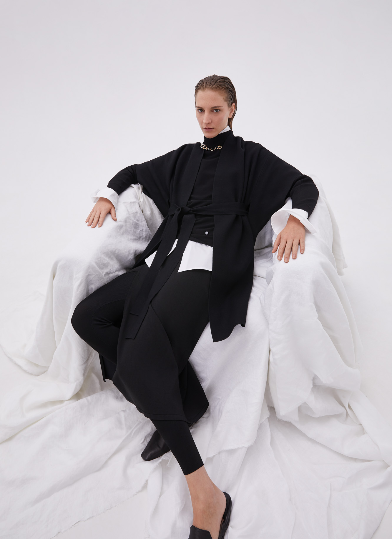 Cerrojillo knit cape image number 4