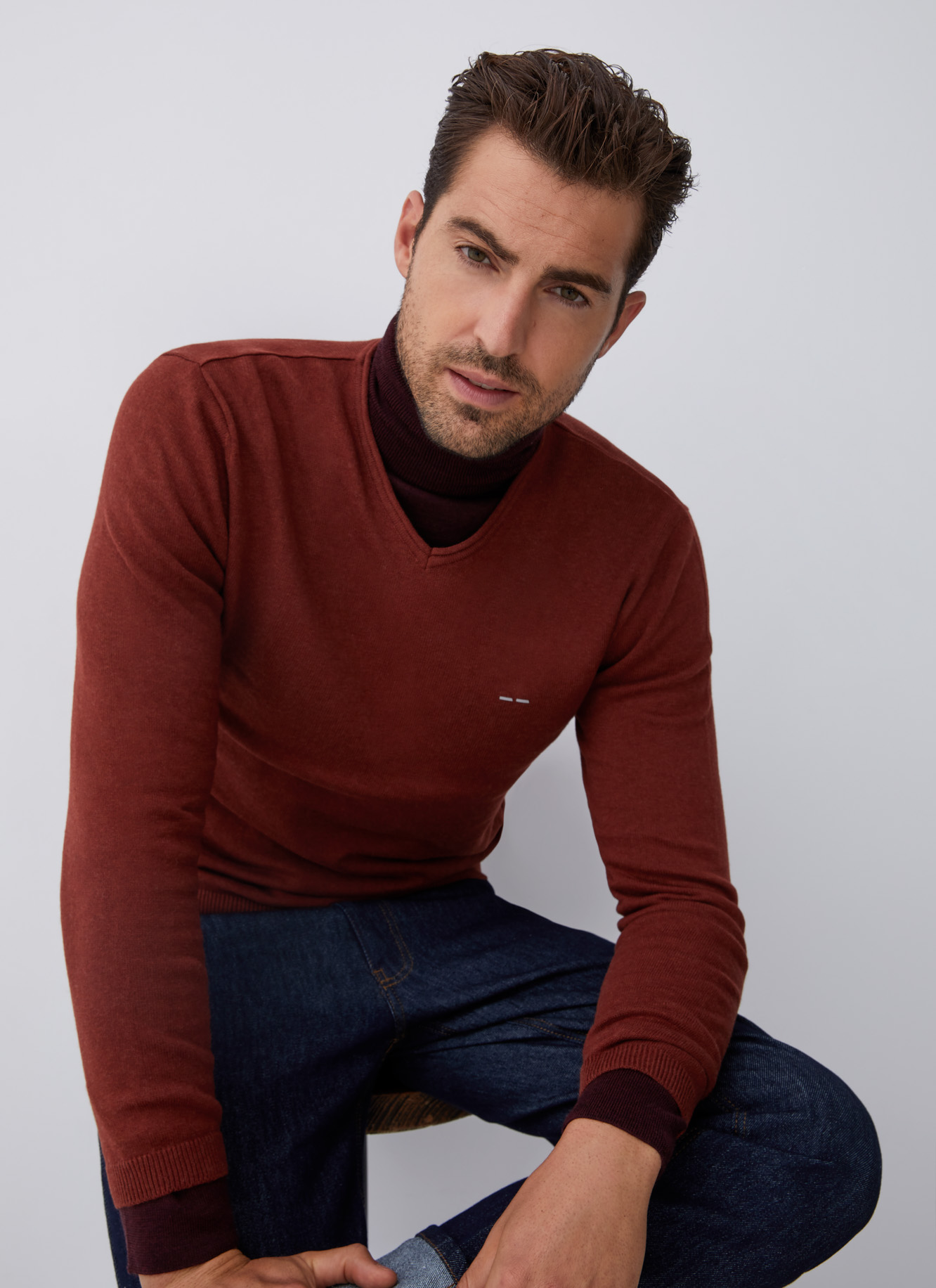 V-neckline sweater with roll edge collar image number 0