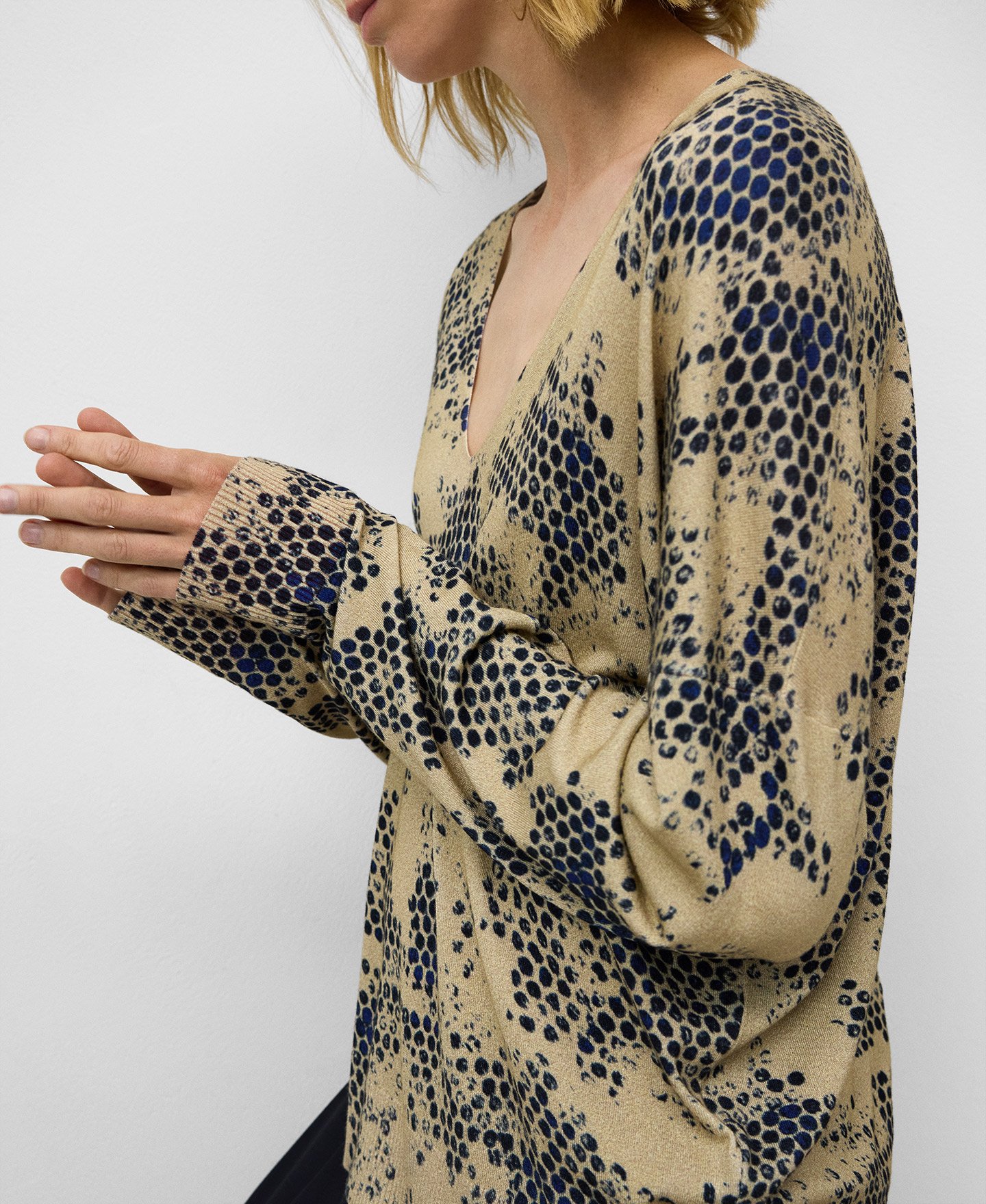 Jersey estampado cuello pico mujer image number 3