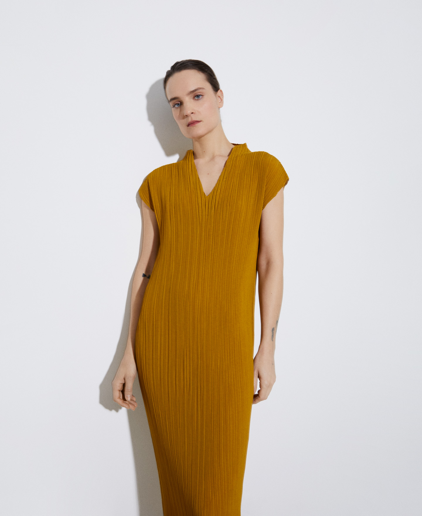V-neck crinkle dress image number 3