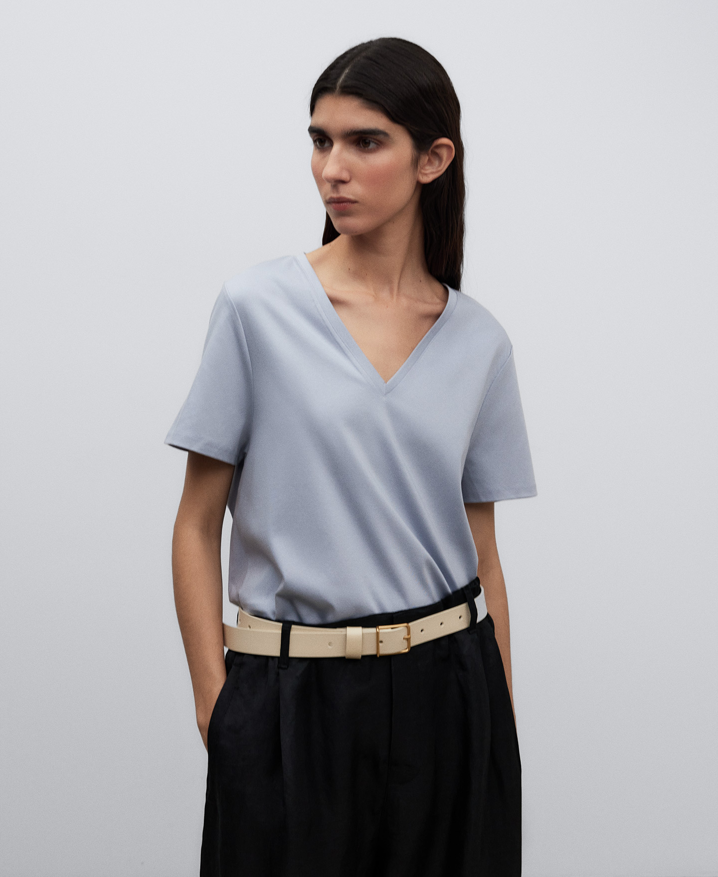 Camiseta cuello pico azul mujer image number 0