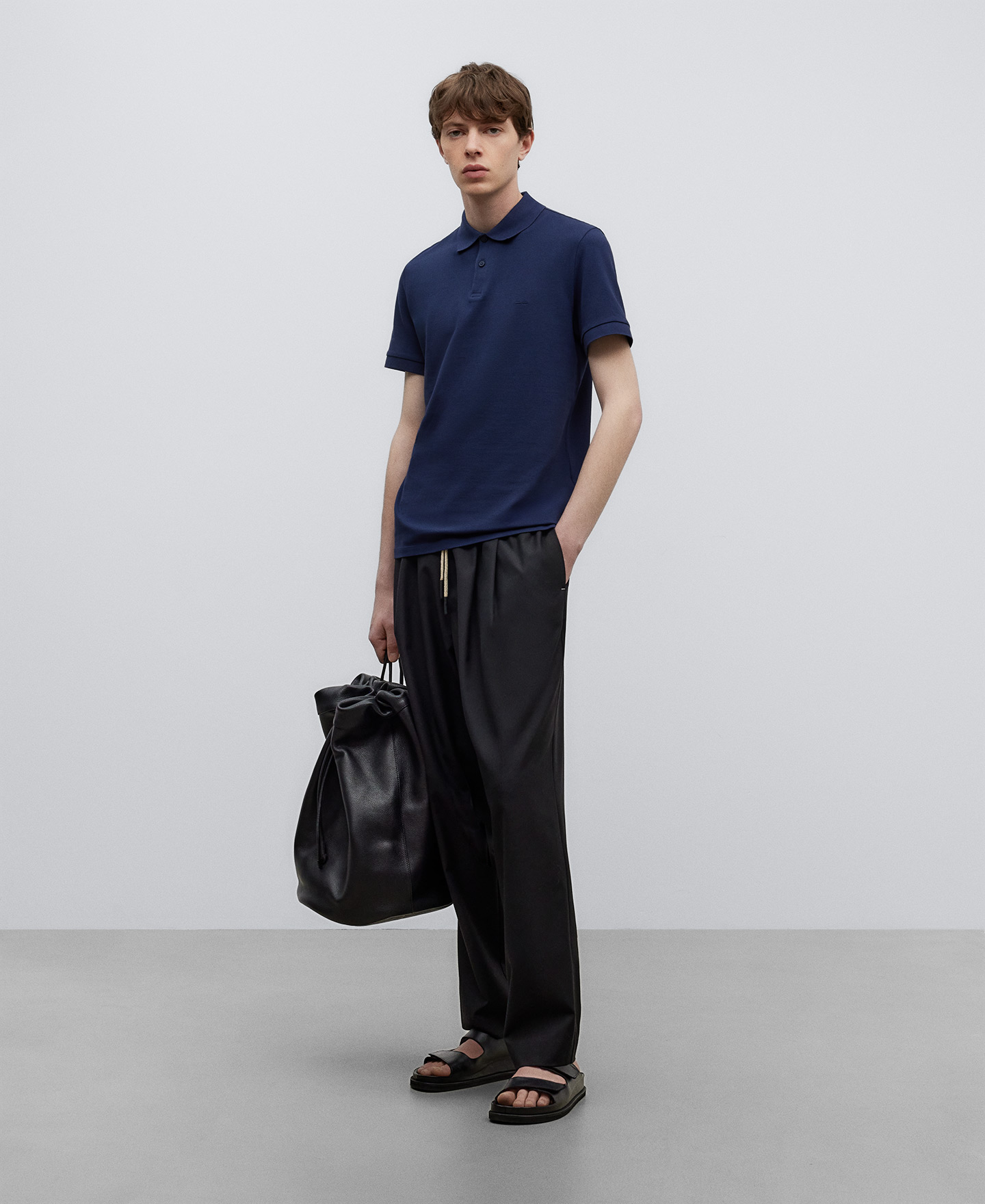 Black leather backpack man image number 4