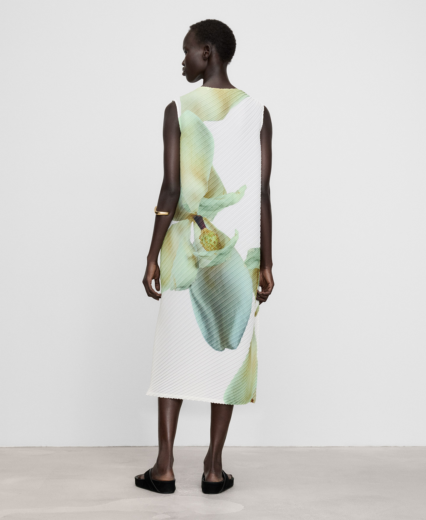 Printed crinkle midi dress image number 2