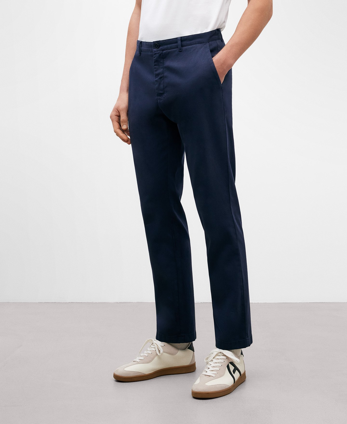 Pantalón chino azul oscuro hombre image number 0