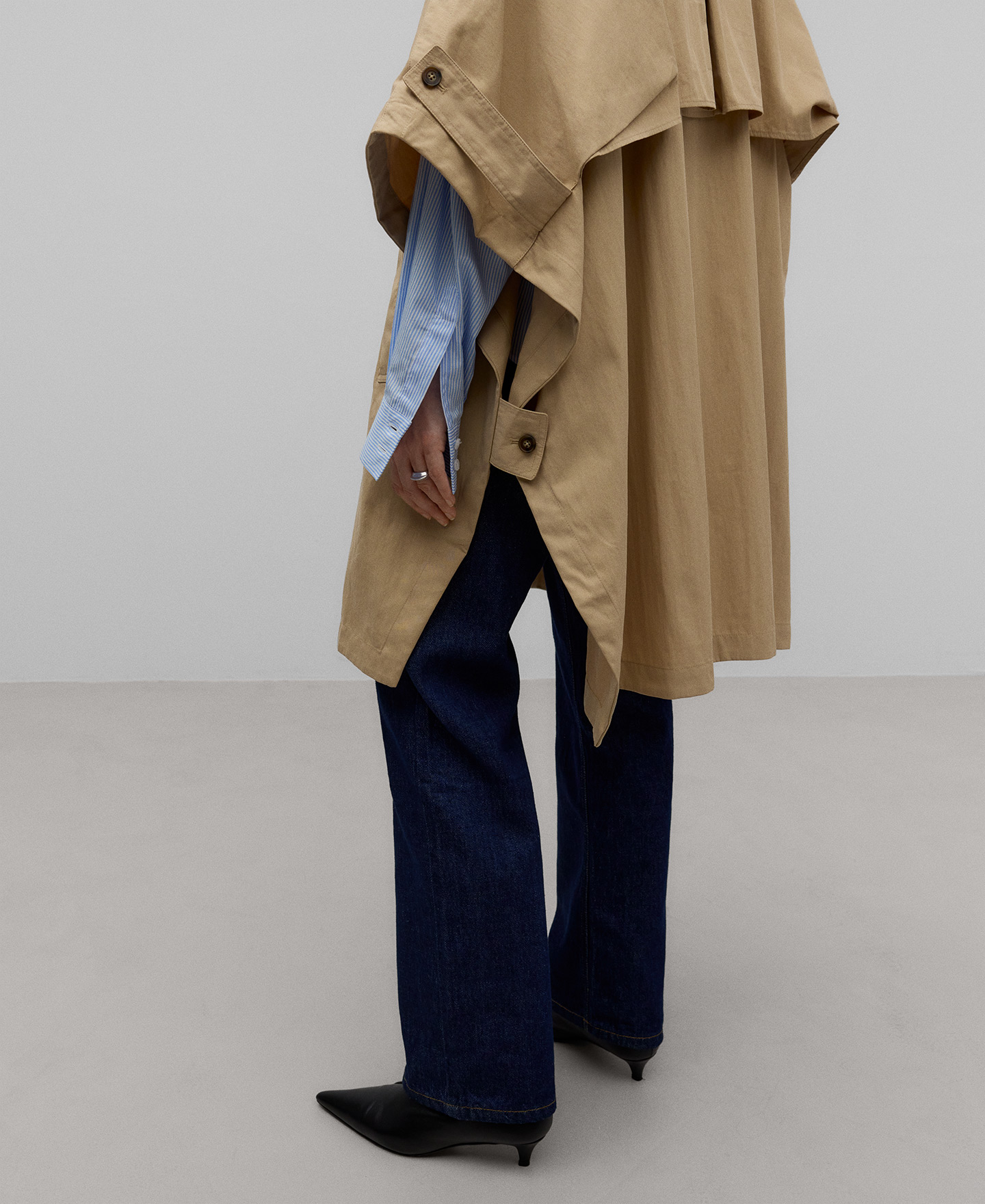 Capa tipo gabardina mujer image number 3