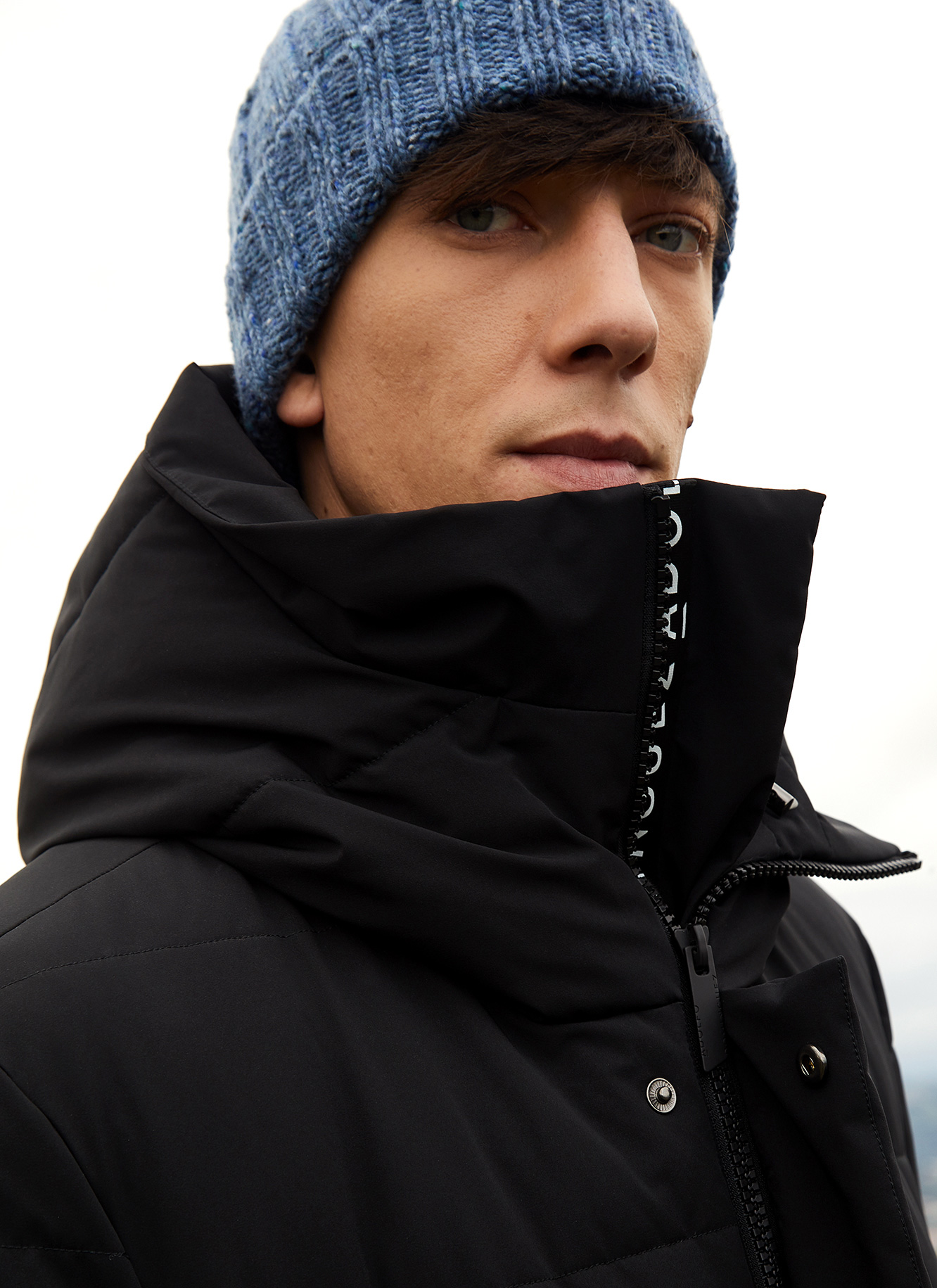 Gorro beanie de punto jaspeado image number 2