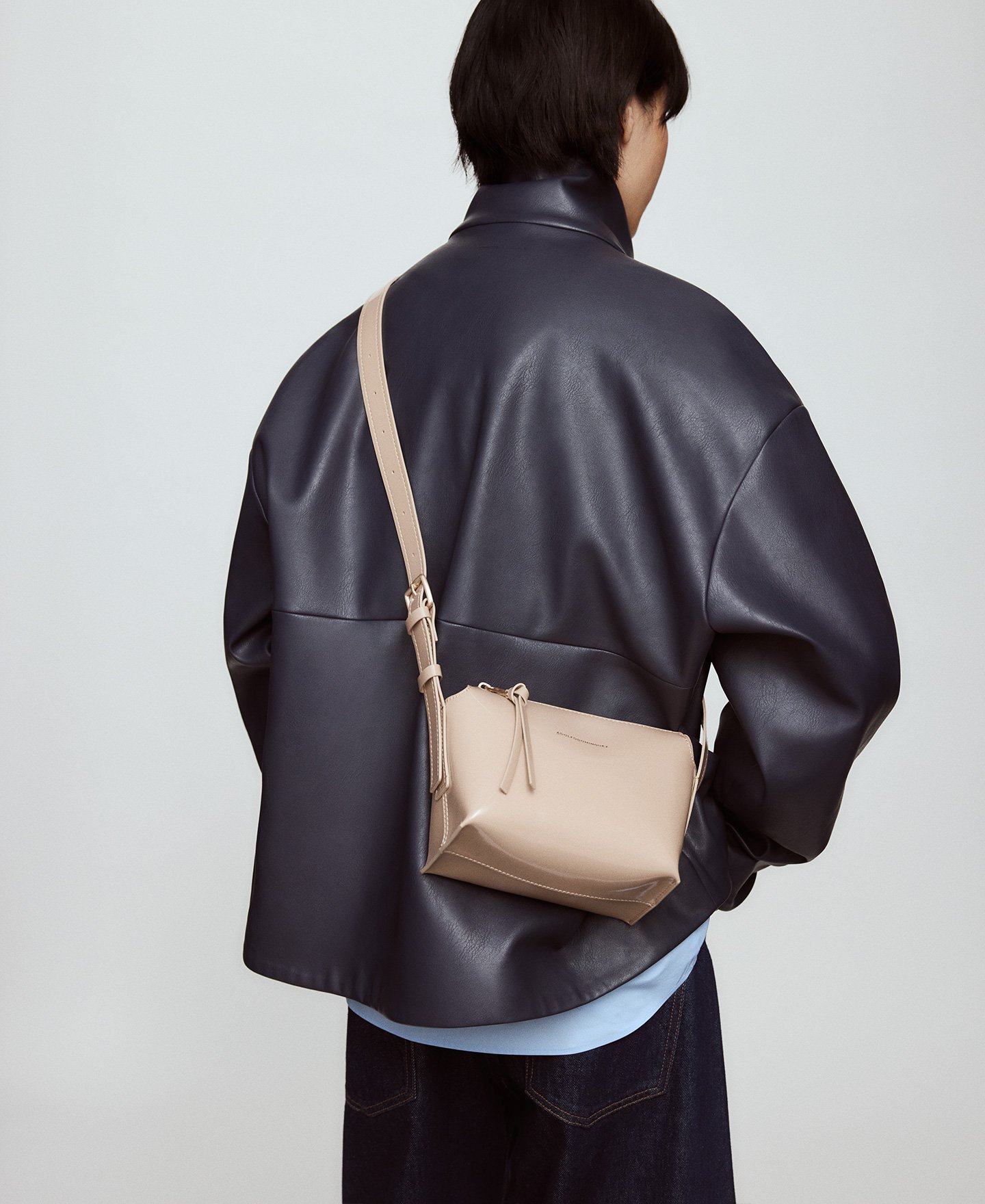 Bandolera peque&ntilde;a Mica textura charol image number 5