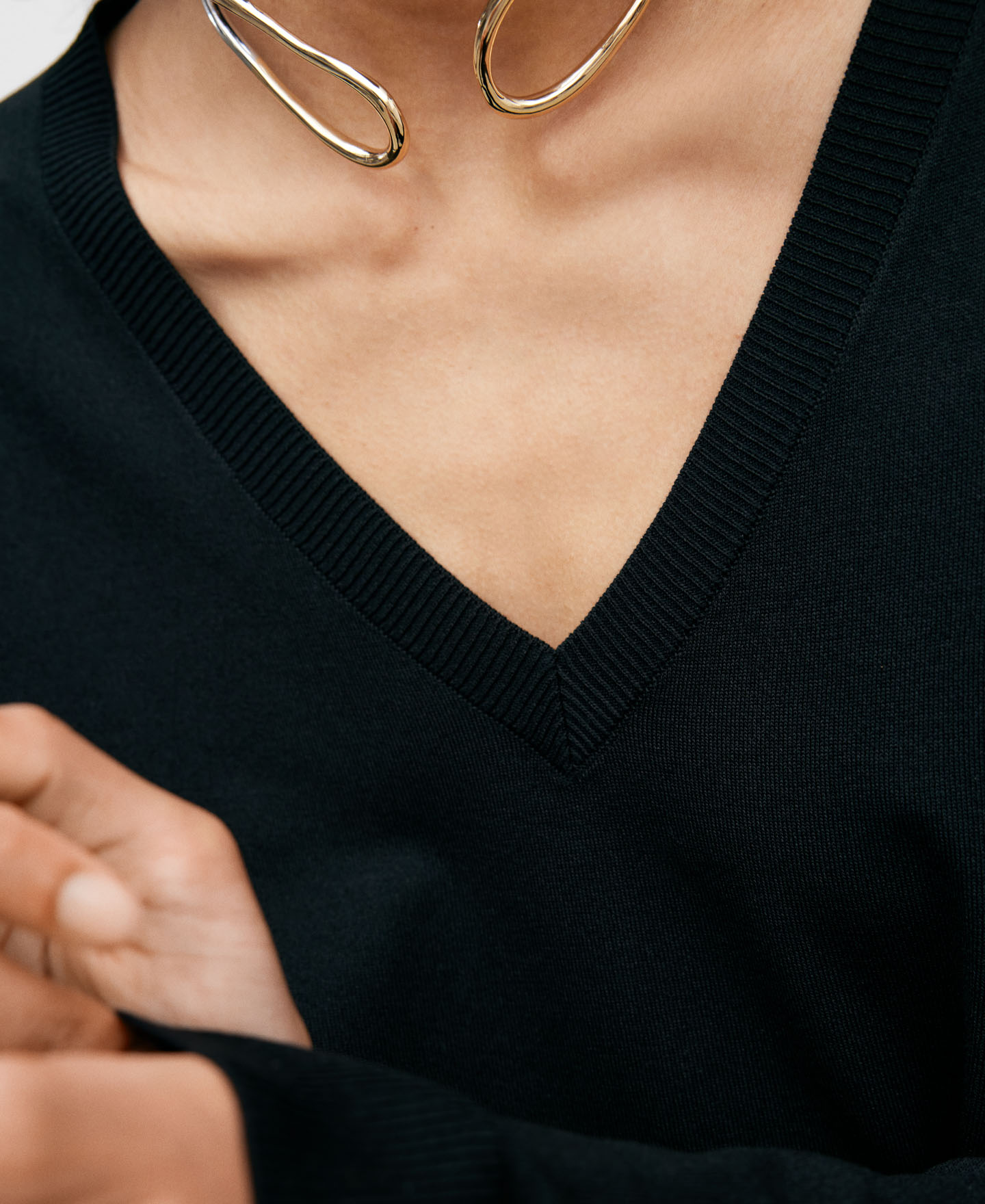 V-neckline viscose sweater woman image number 3