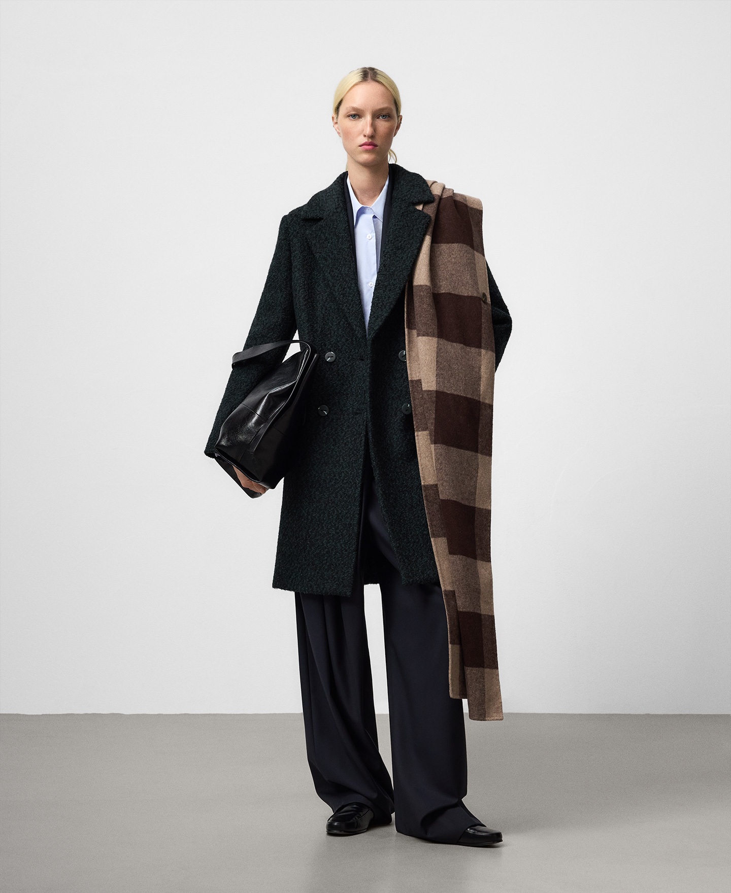 Abrigo sastre cruzado mujer image number 1