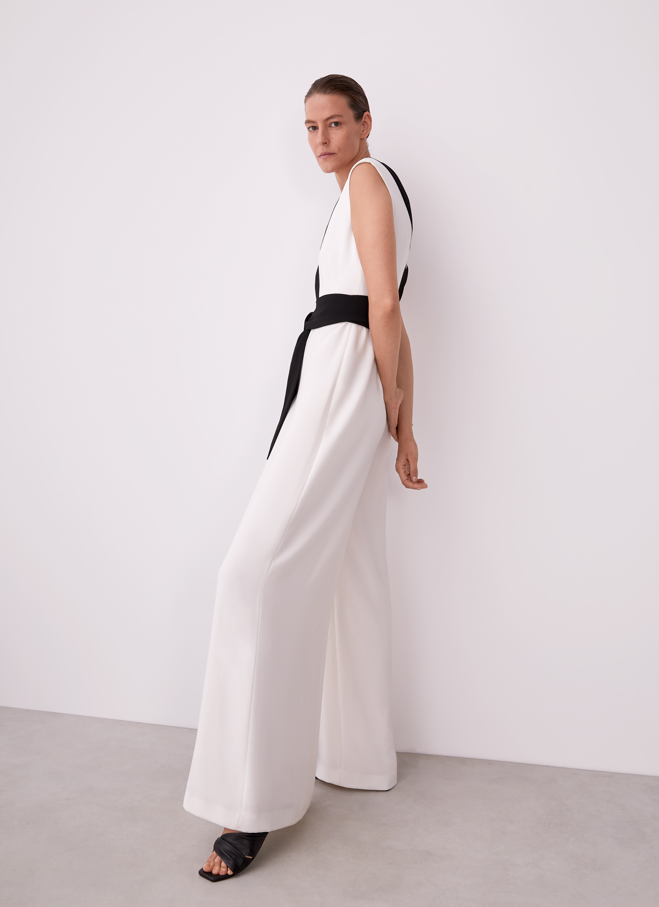 Bicolour jumpsuit with belt image number 3
