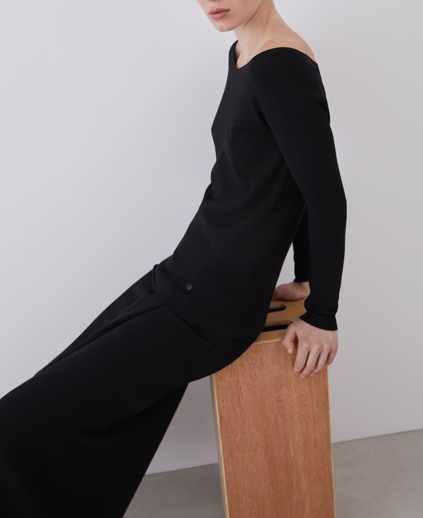 Jersey en punto goma cuello bailarina image number 3