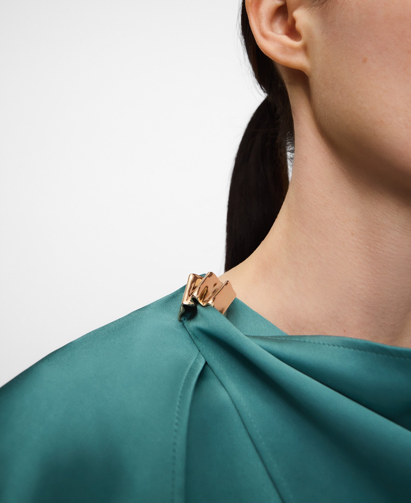 Vestido largo satinado con chal image number 3