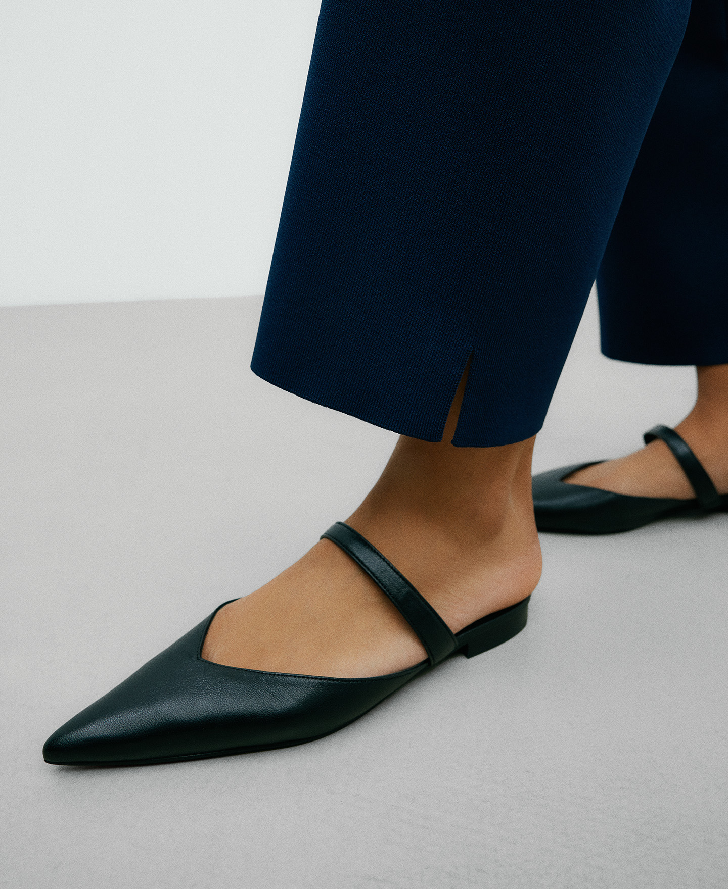 Counterless black leather show image number 3