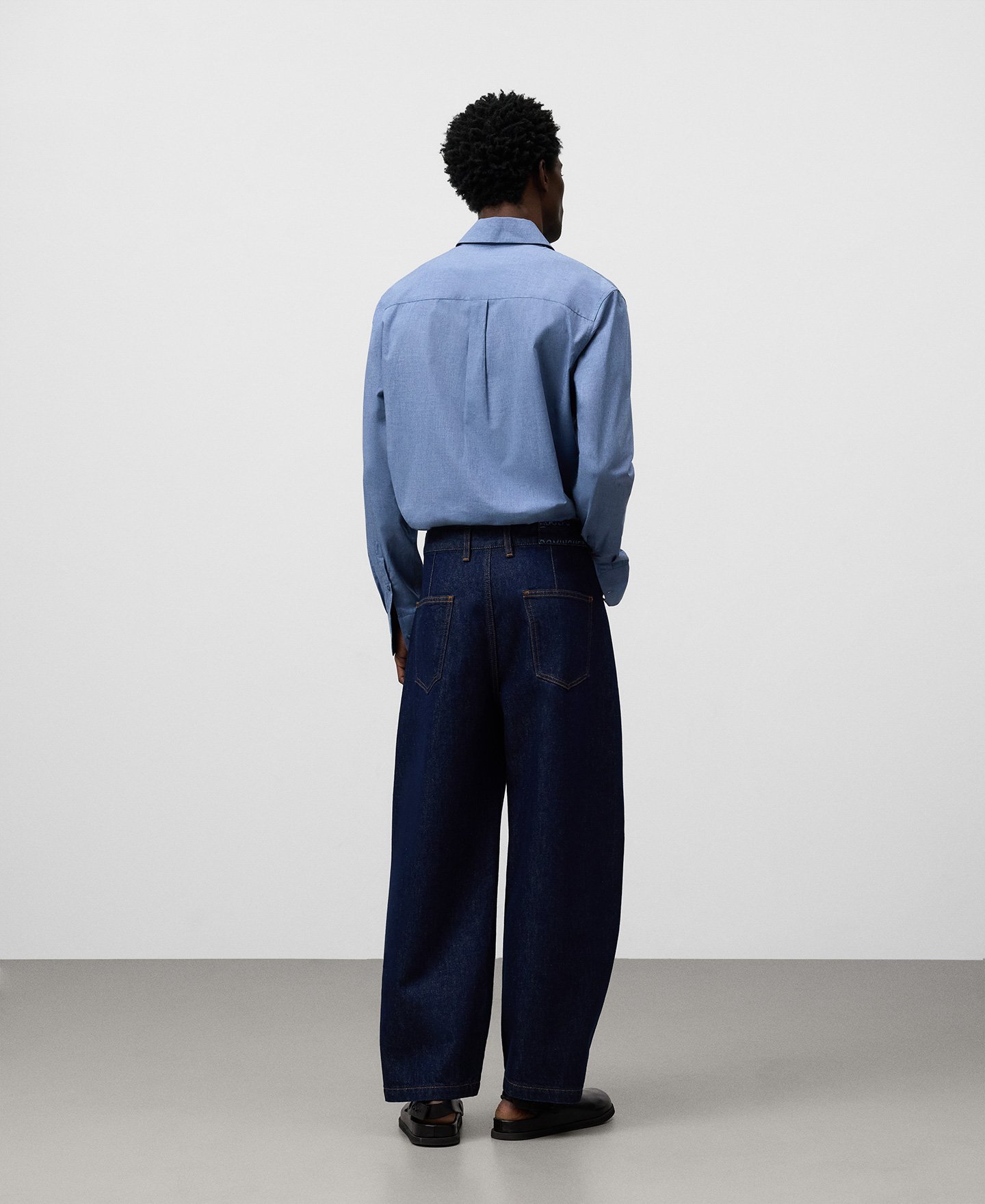 Cotton denim barrel fit trousers man image number 2